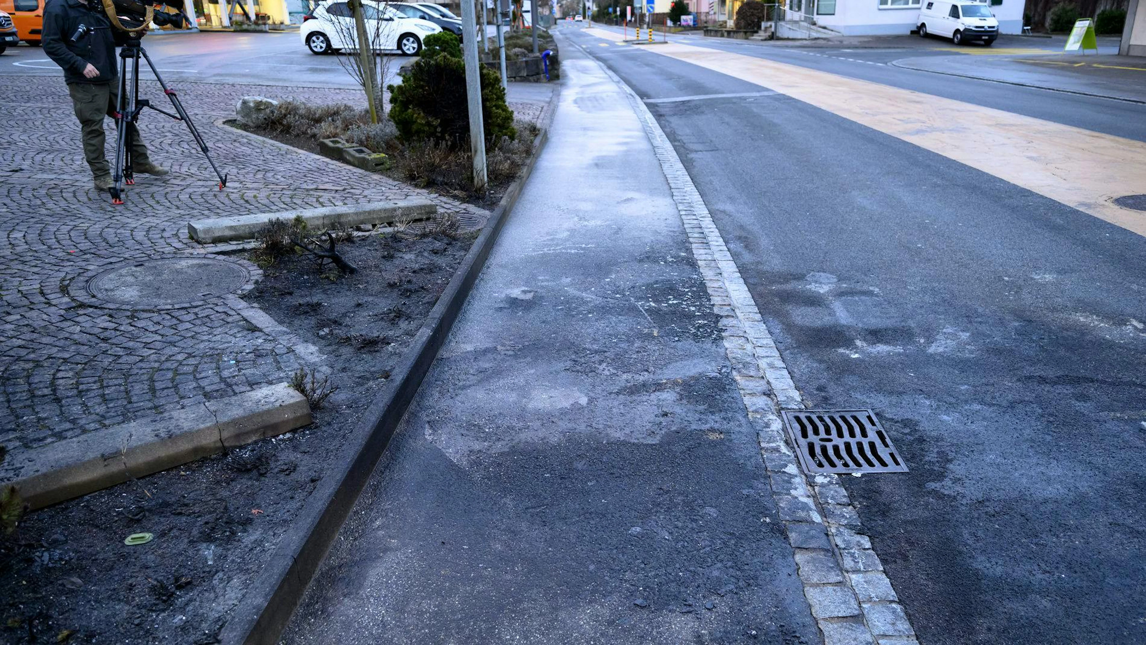 Auf der Strasse sind noch Brandspuren des Postautos zu sehen.