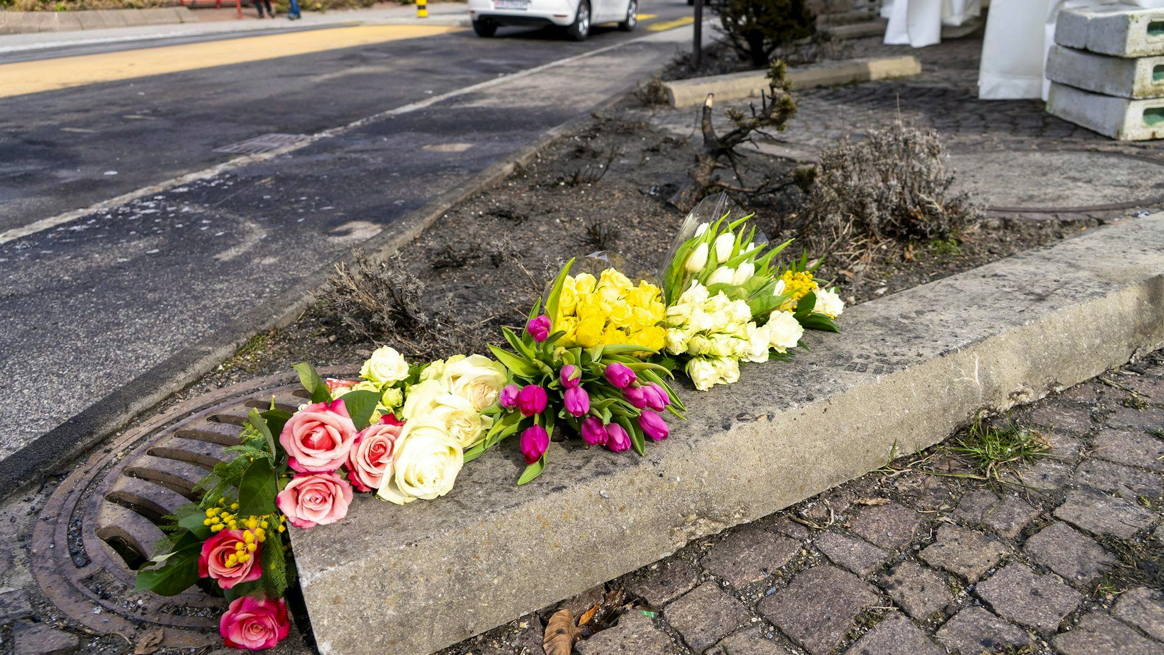 Nahe der Unglücksstelle in Kerzers FR wurden Blumen abgelegt.