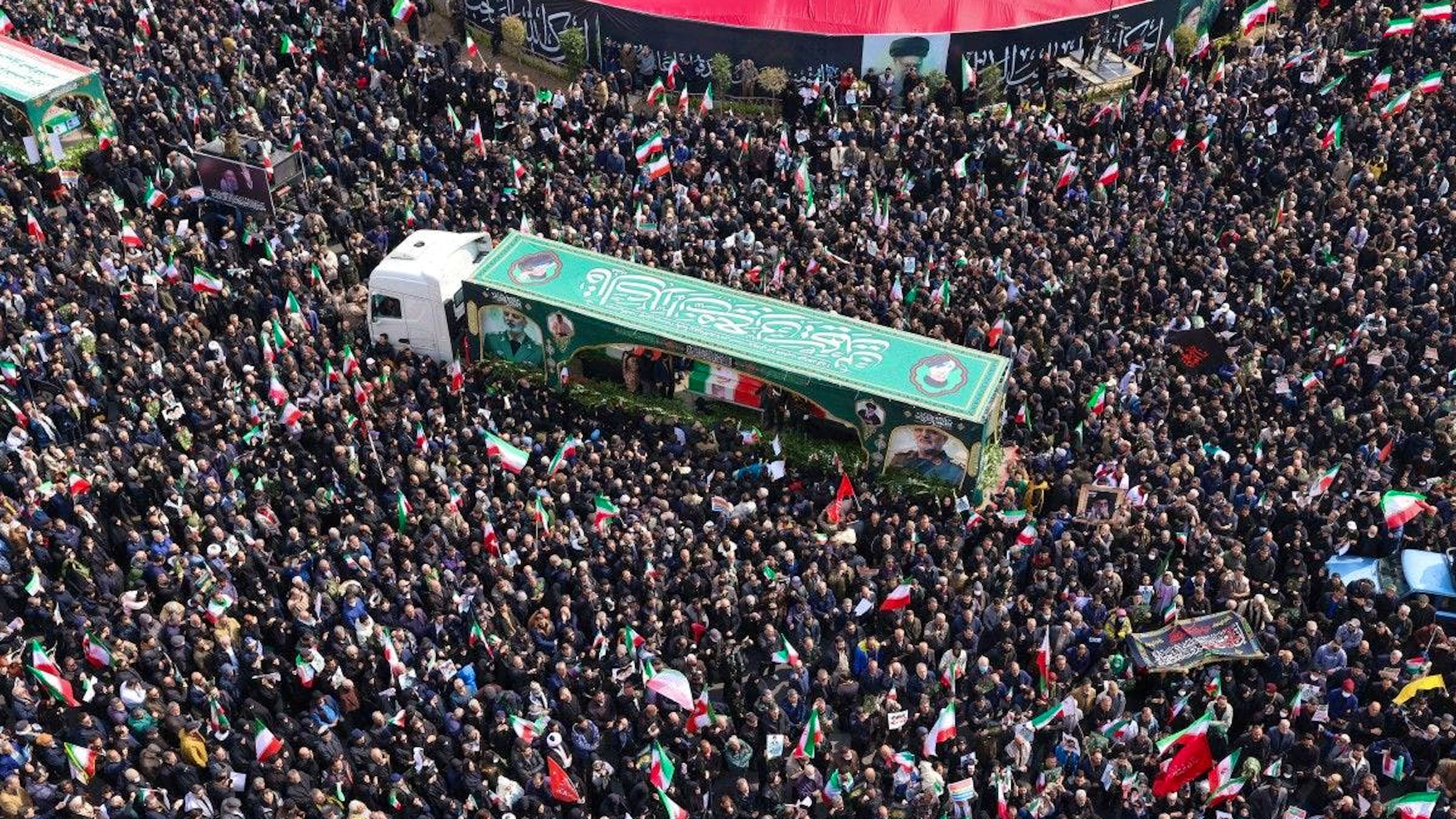 La foule galvanisée a entonné «Allah Akbar» (Dieu est le plus grand).