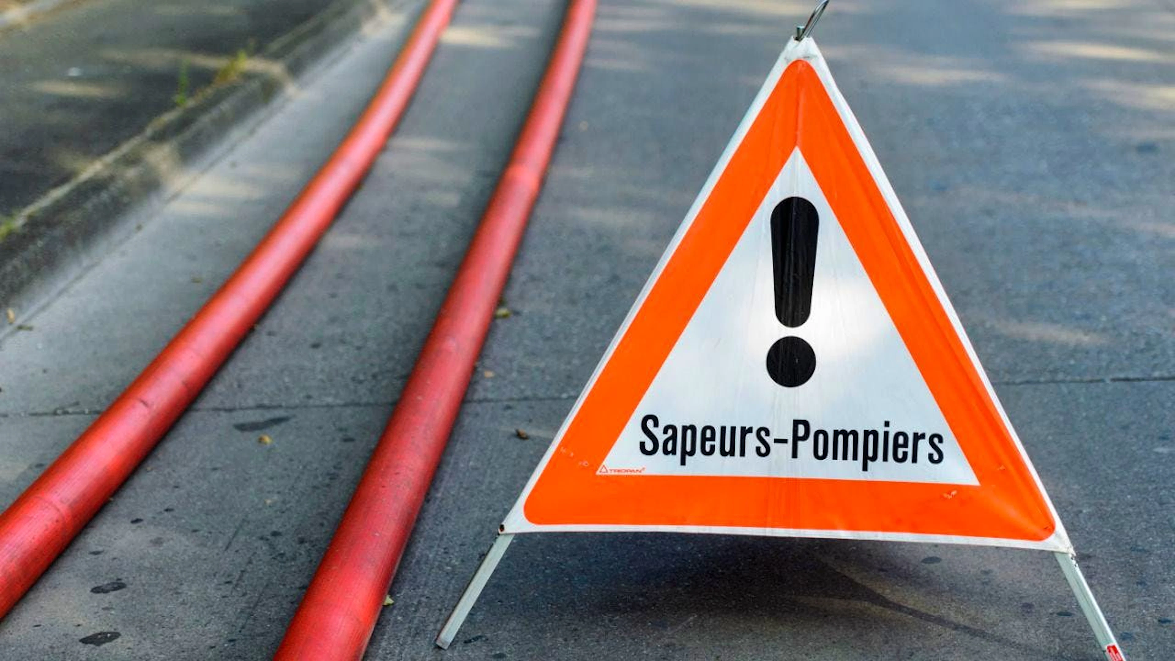 L'incident est survenu à la mi-journée à Bussigny (VD). Une vingtaine de pompiers, plusieurs policiers et une dizaine de personnes du Service de l'eau de Lausanne (SEL), propriétaire du réseau, ont été avertis et se sont rapidement mobilisés pour intervenir (photo symbolique).