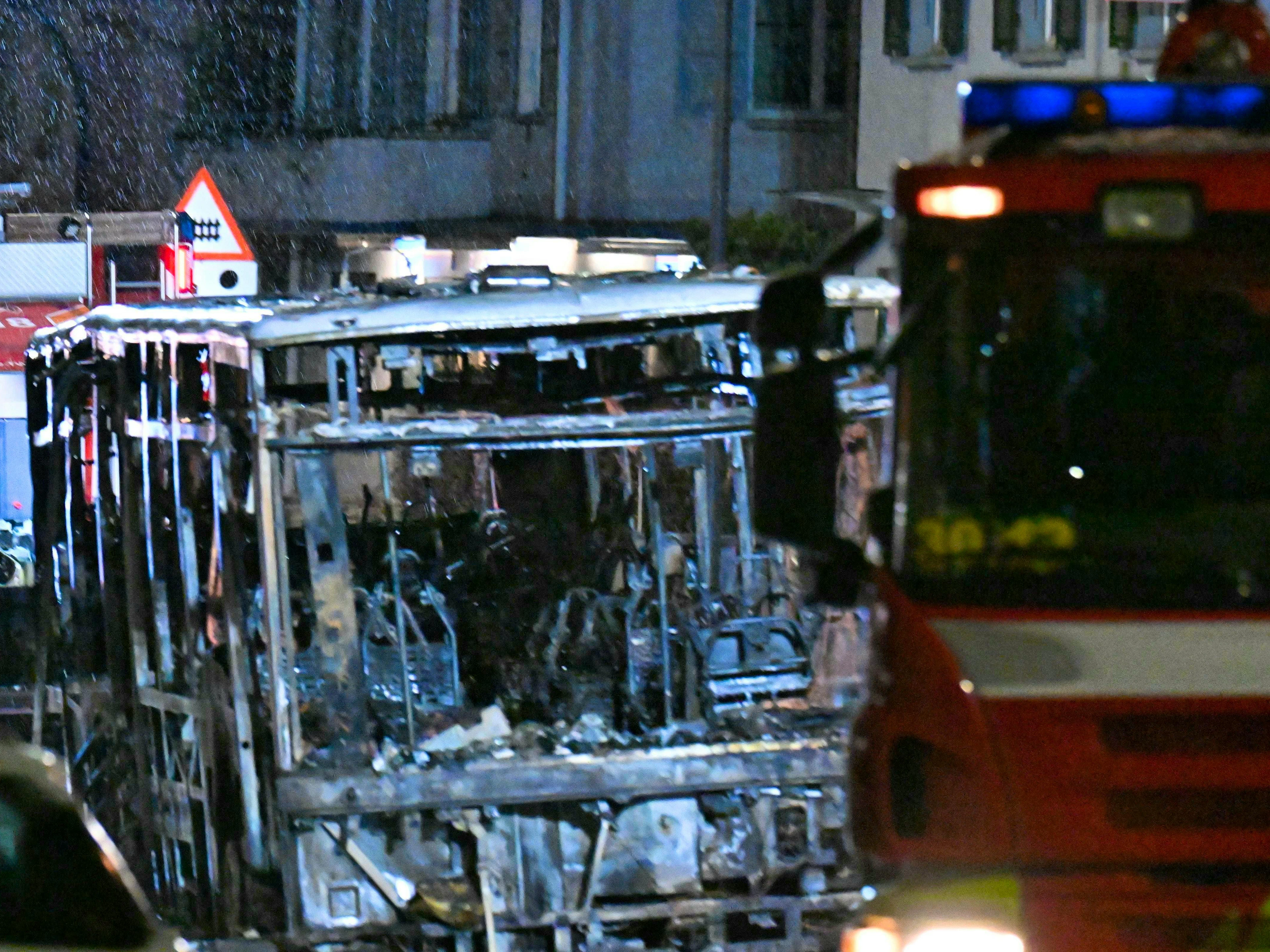 Un autopostale ha preso fuoco nel centro di Kerzers, nel Canton Friborgo, martedì pomeriggio.