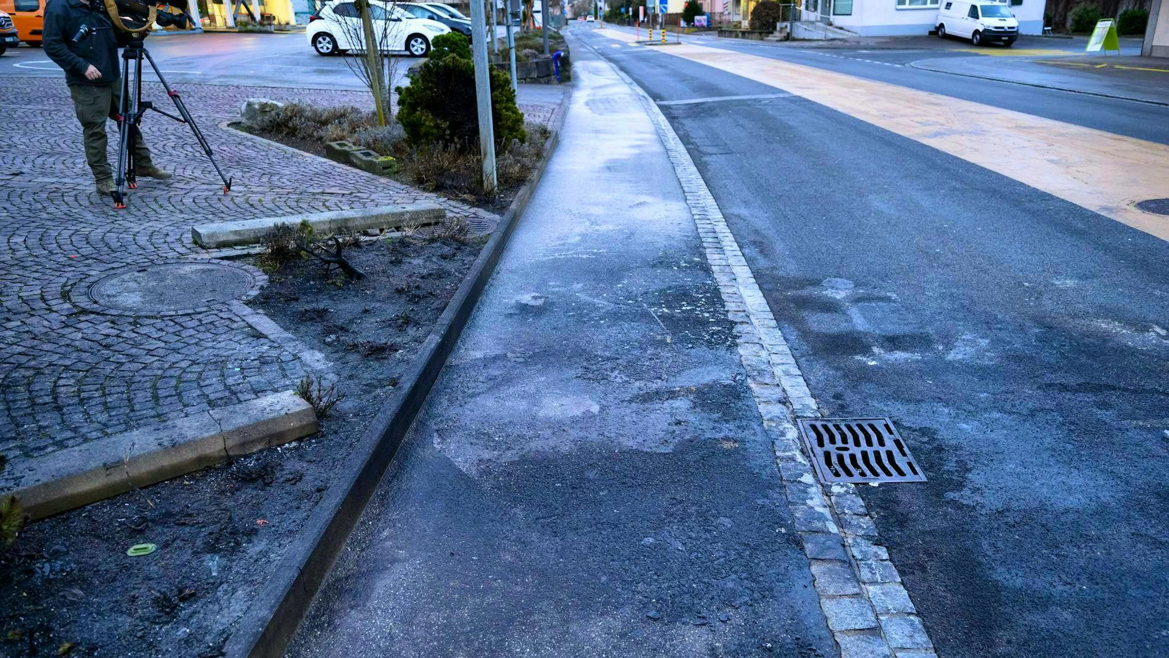Le tracce di incendio dell'autopostale sono ancora visibili in strada.