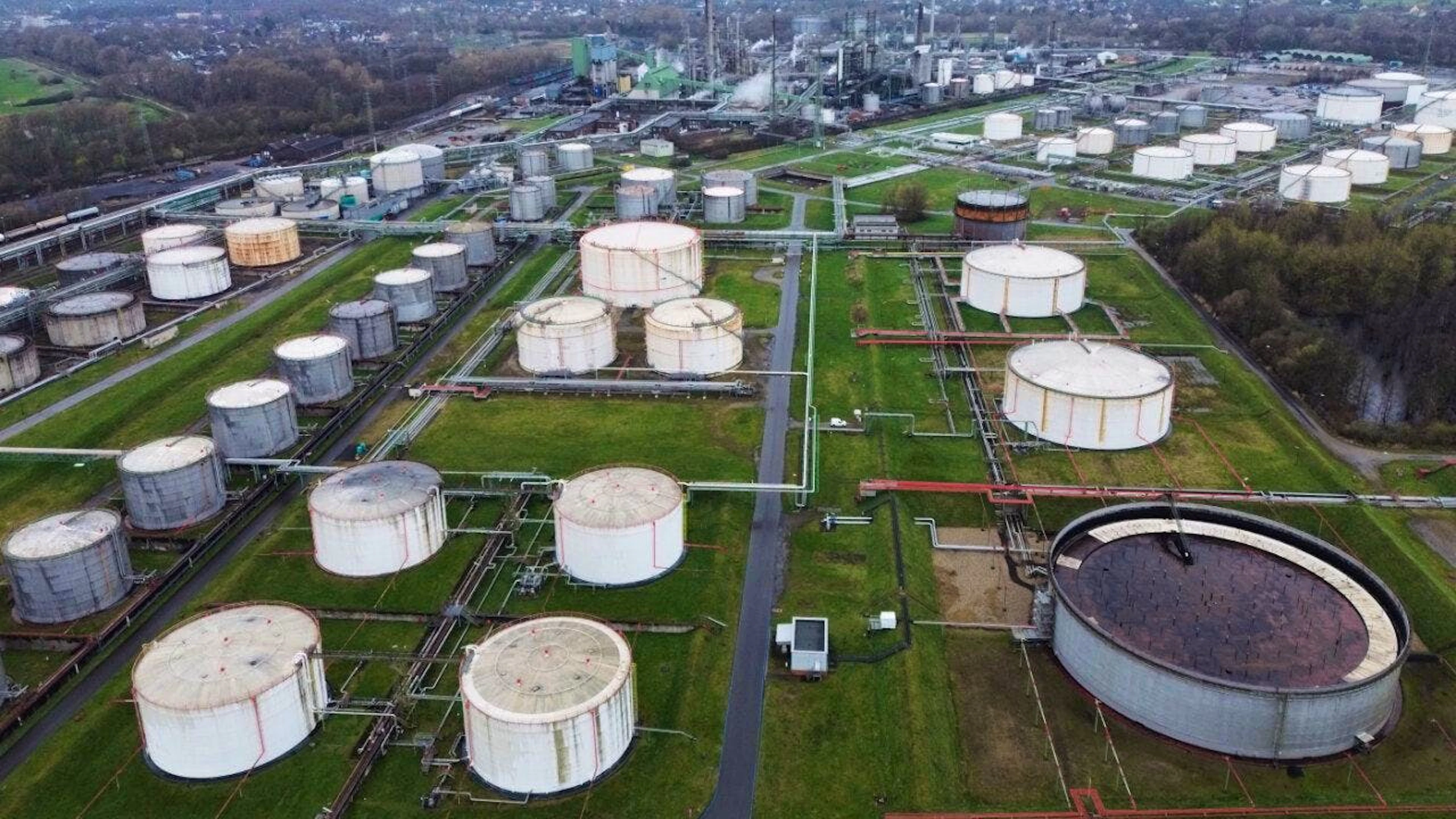 La guerra in Medio Oriente continua a far salire i prezzi del petrolio, nonostante l'utilizzo delle riserve strategiche.