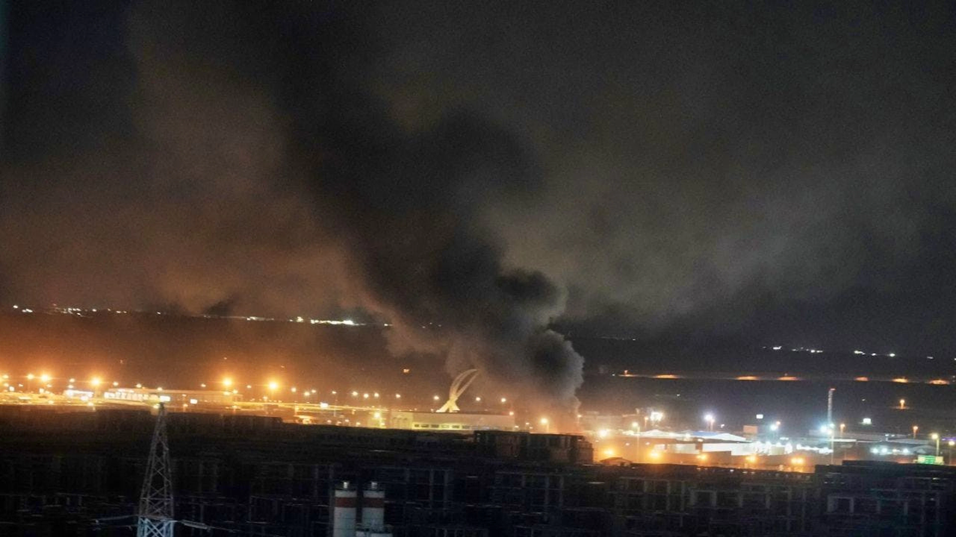 Il fumo provocato da un'esplosione all'aeroporto di Erbil, in Iraq. (foto dell'11 marzo 2026)
