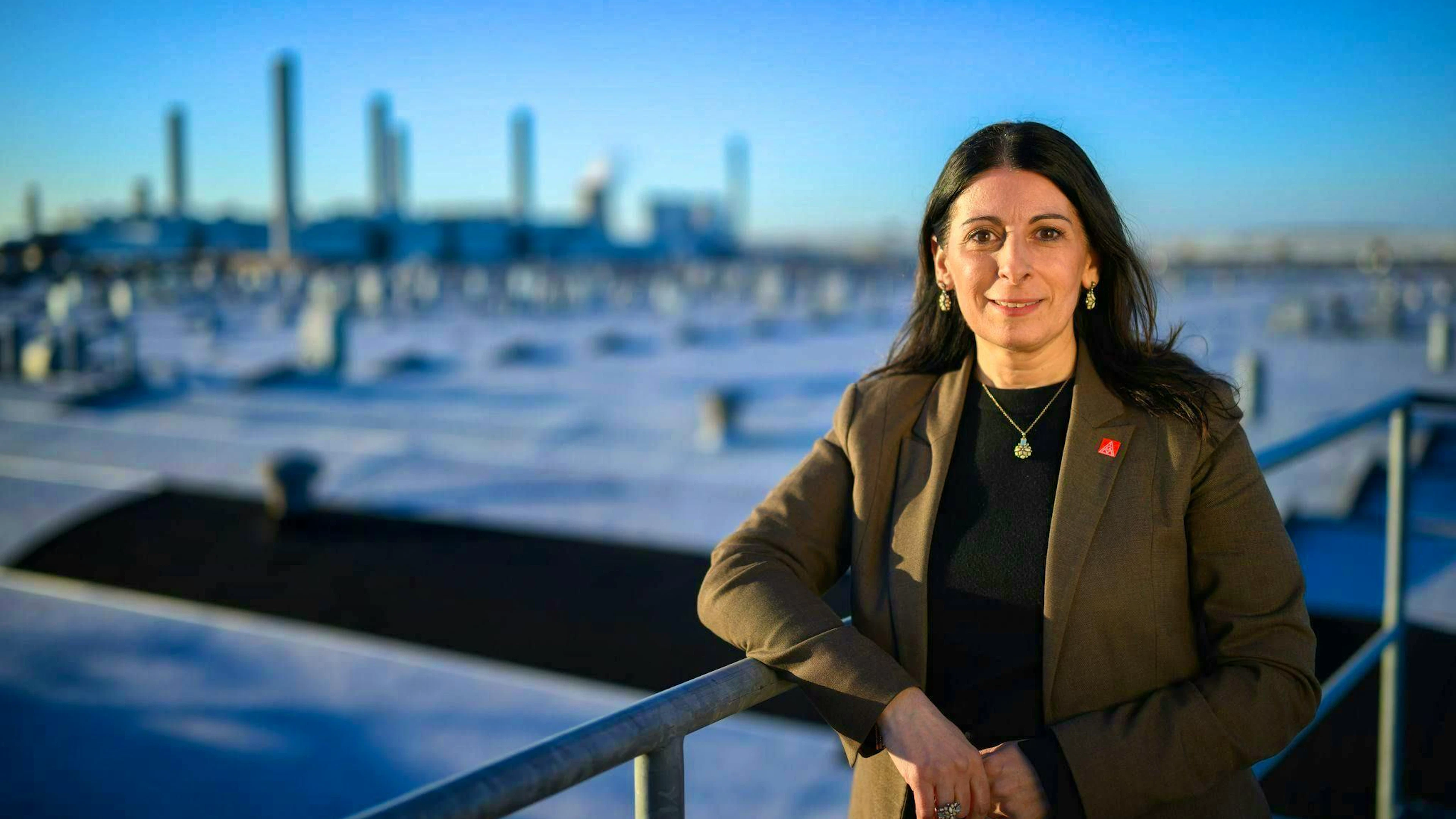 Head of the VW Works Council in front of the skyline of the VW plant in Wolfsburg. She demands that more central announcements should come from here in future.