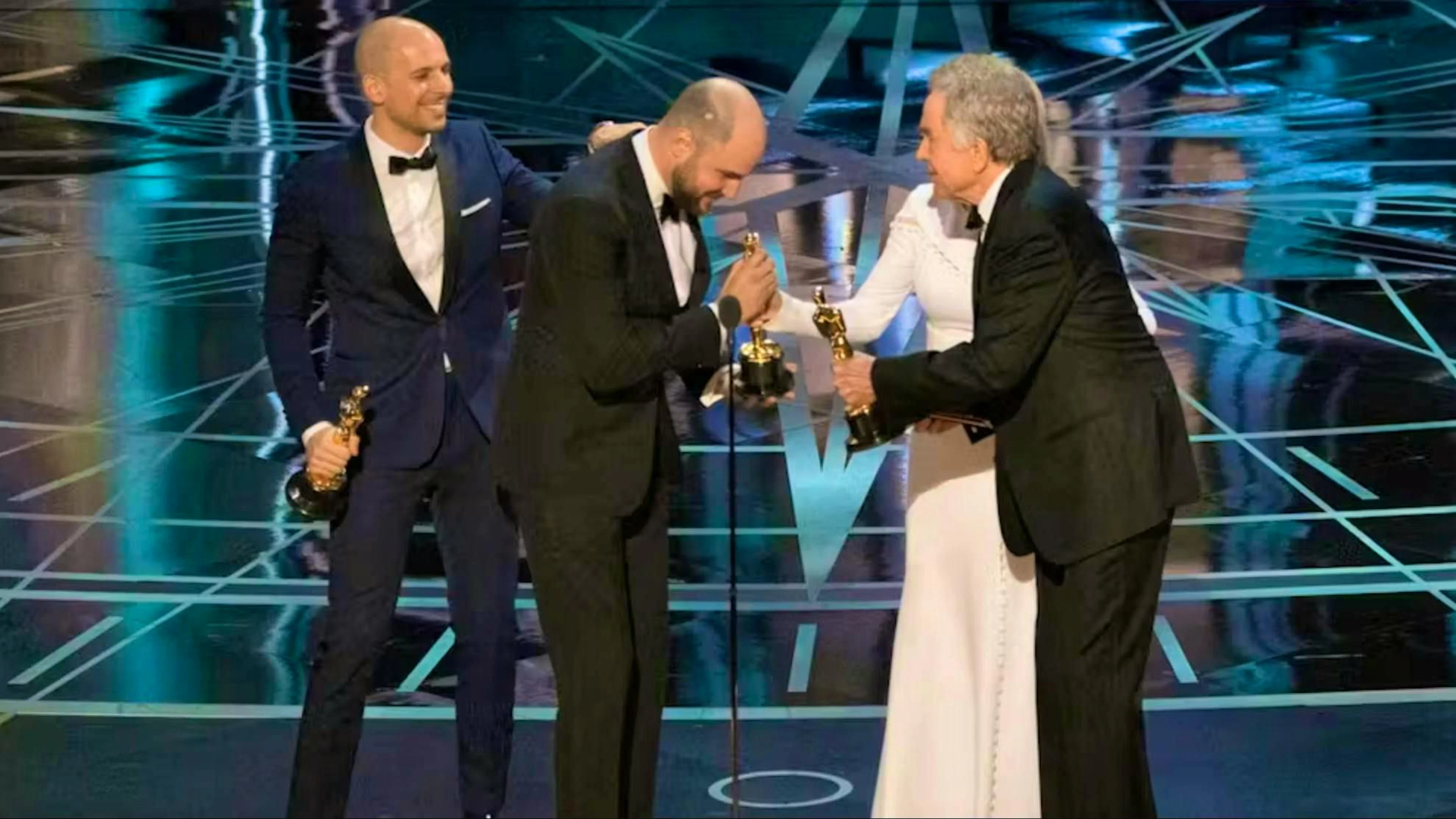 A moment that made Oscar history: in 2017, Warren Beatty read off the wrong piece of paper and everyone thought that "La La Land" had been named "Best Film". But there have often been mishaps: find out who got an Oscar with the wrong name, how a streaker made people laugh and why an unknown person has won more Oscars than any Hollywood great ...