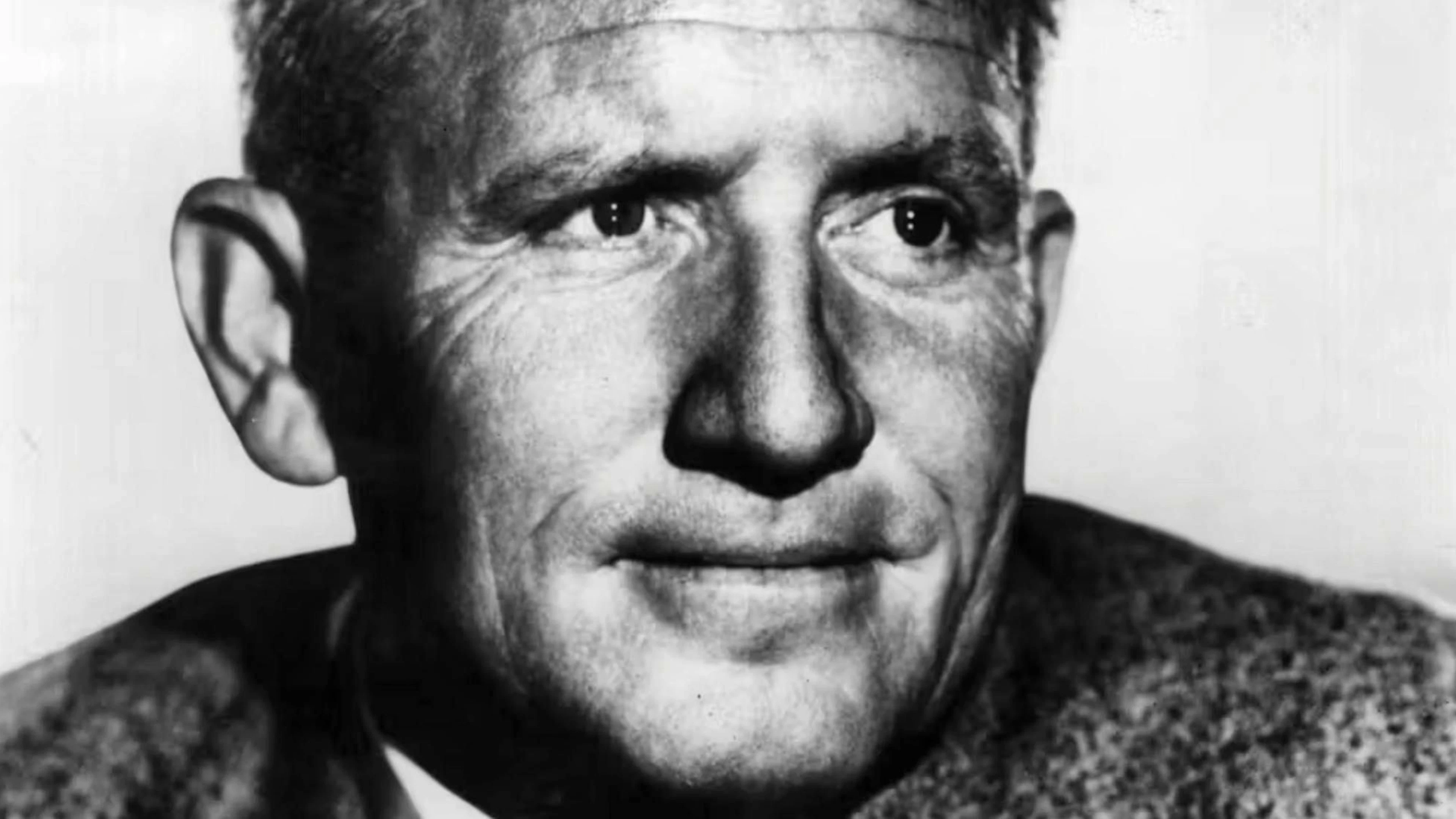 And that was Spencer Tracy, who won in 1938 and 1939: at his first award ceremony, he was astonished when he received the Oscar - and "Dick Tracy" was engraved on it, the name of a popular comic hero. He returned the award to have it corrected and made sure that from then on the small statues were only engraved after the award ceremony.