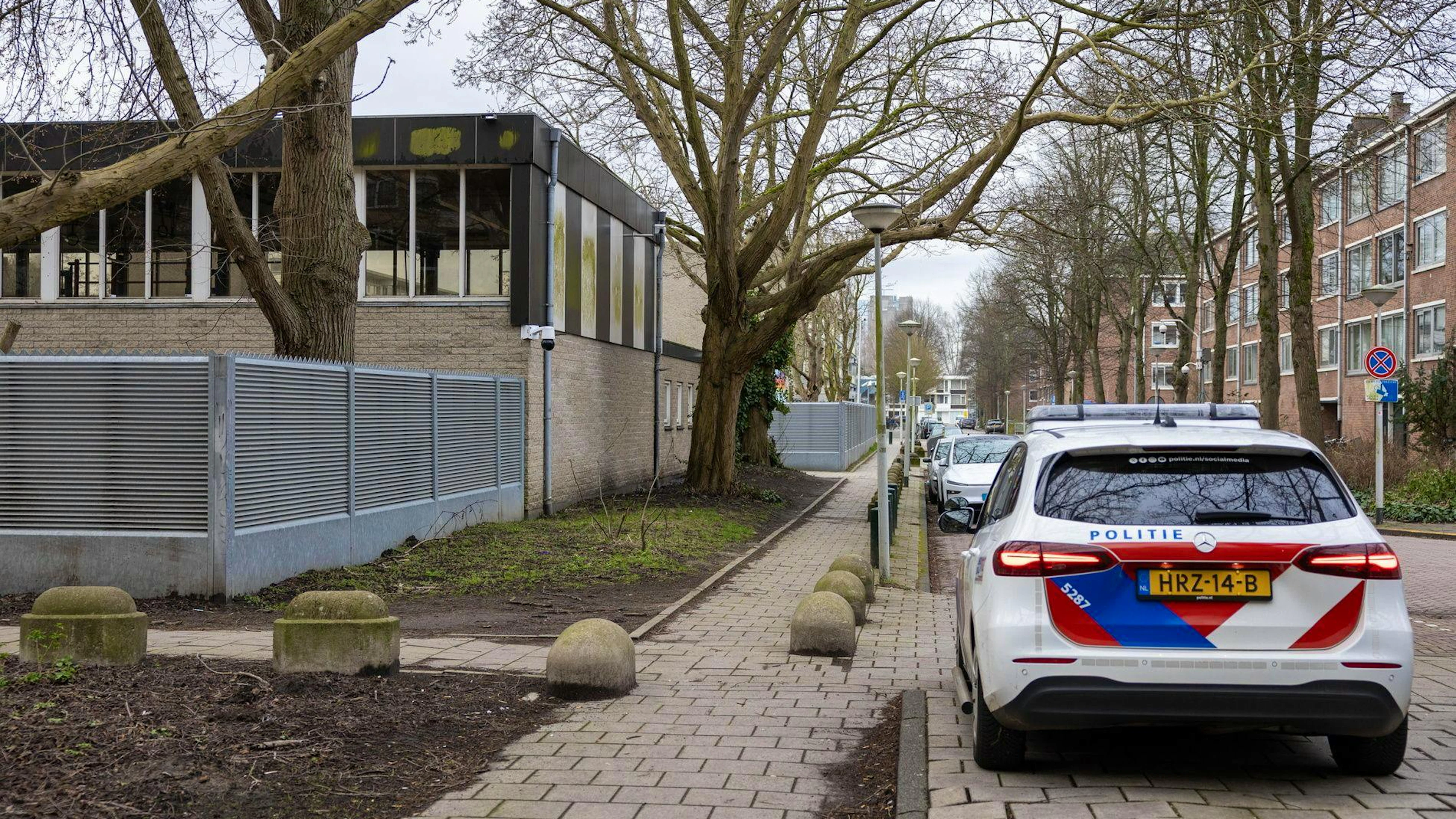 Une voiture de police est stationnée devant une école juive à la suite d'une explosion survenue dans la nuit à Amsterdam, le 14 mars.