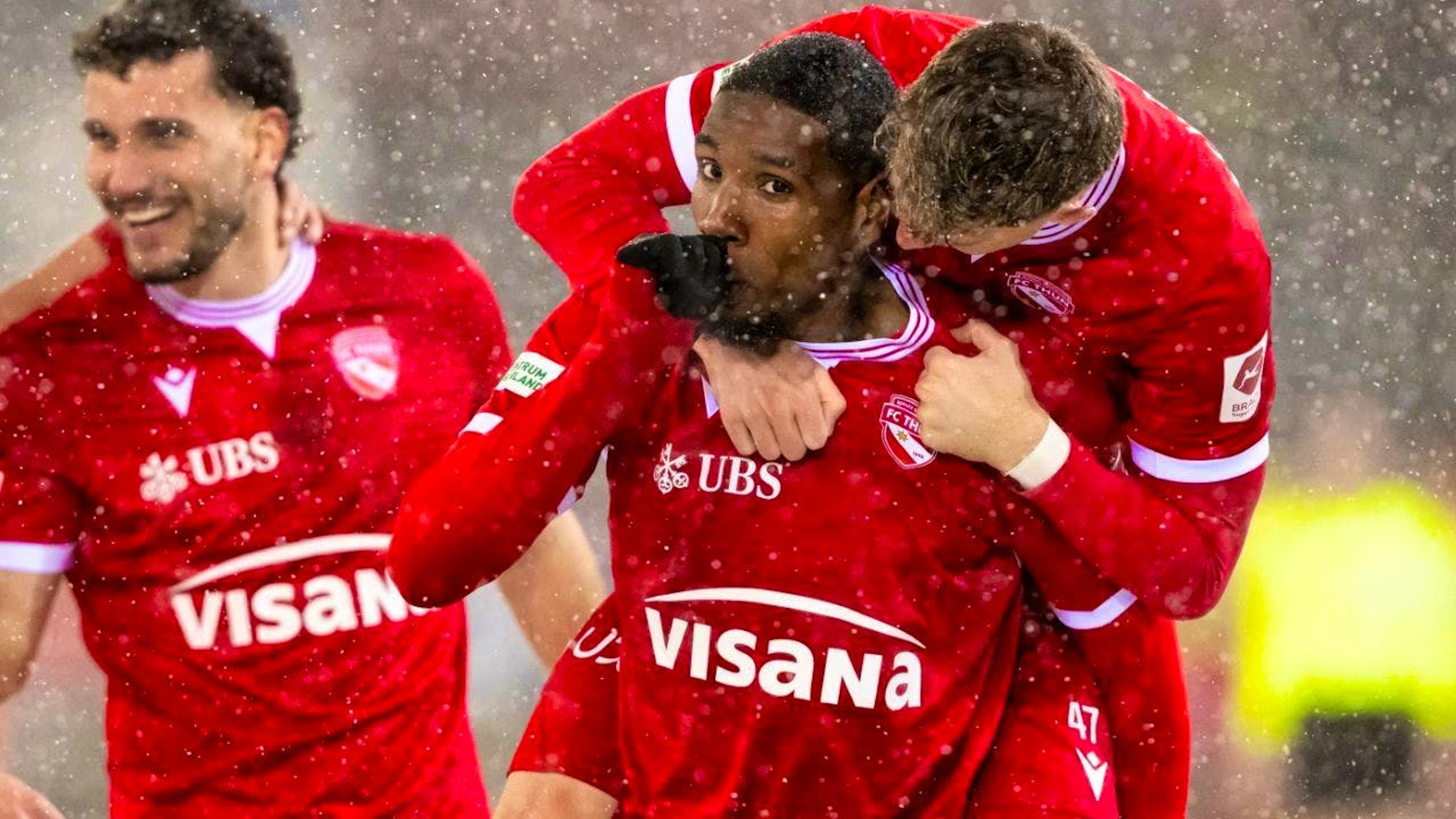 Cheering in the snow: FC Thun gets ever closer to the championship title