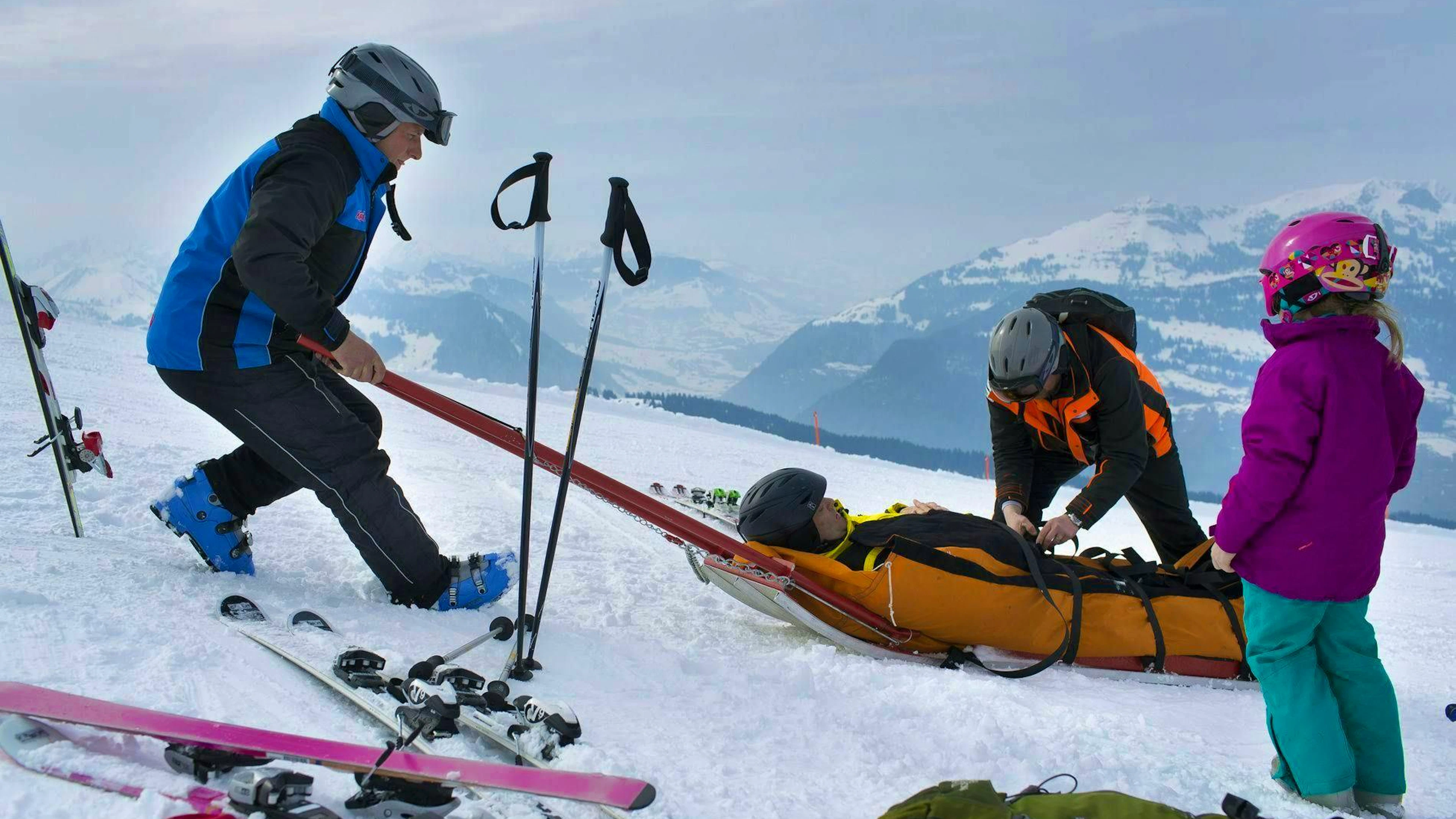 Winter sports enthusiasts can actually also be liable to prosecution on the ski slopes if they do not stay and help after an accident.