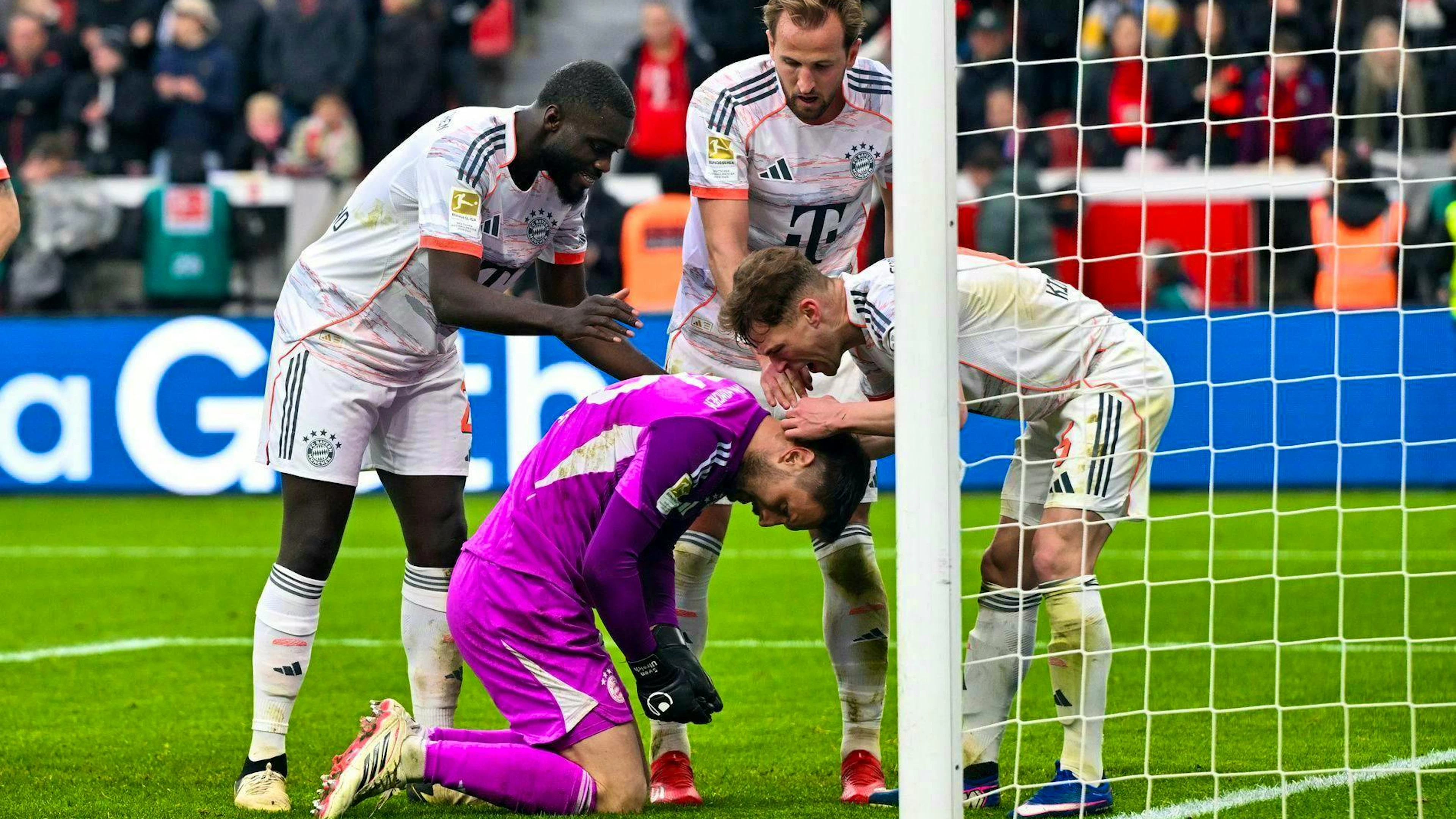 Sven Ulreich is celebrated by his teammates.