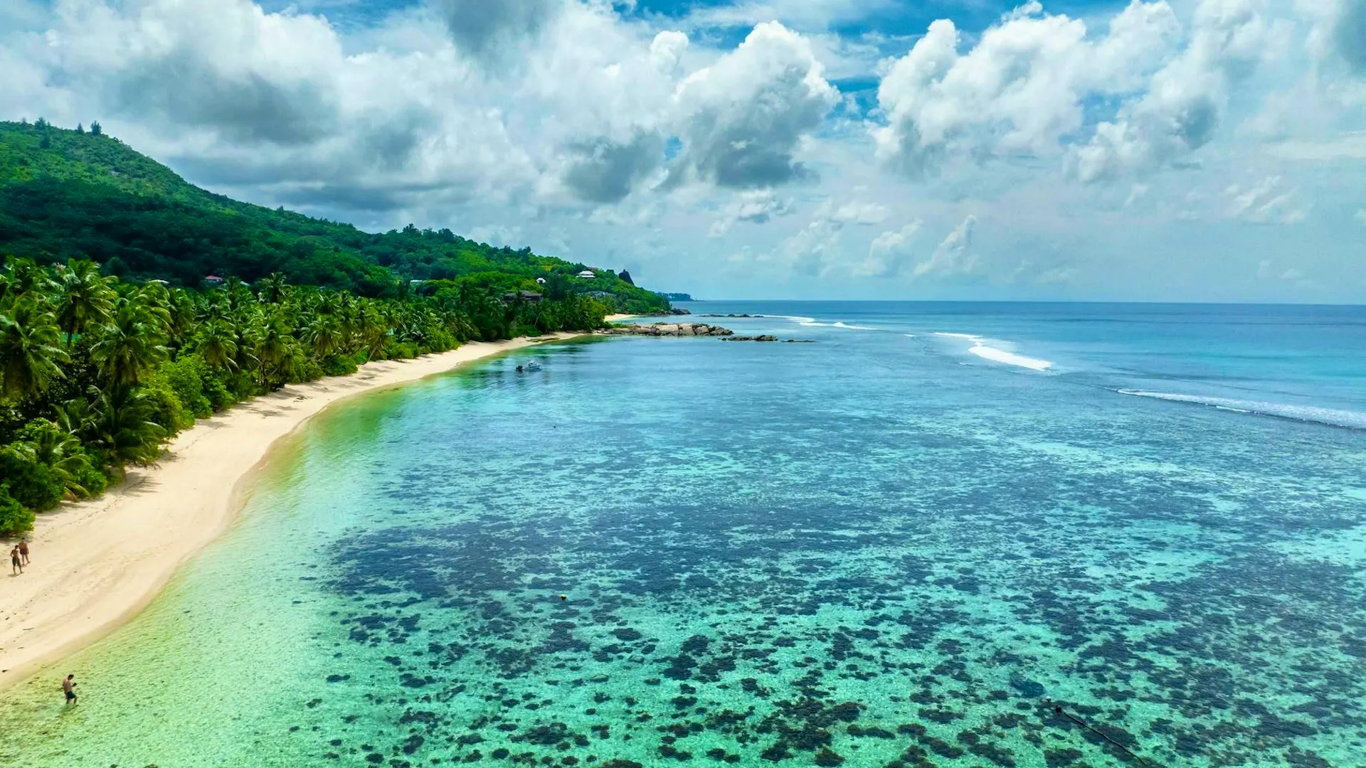 Liveaboard boat sinks off the Seychelles - two Swiss missing