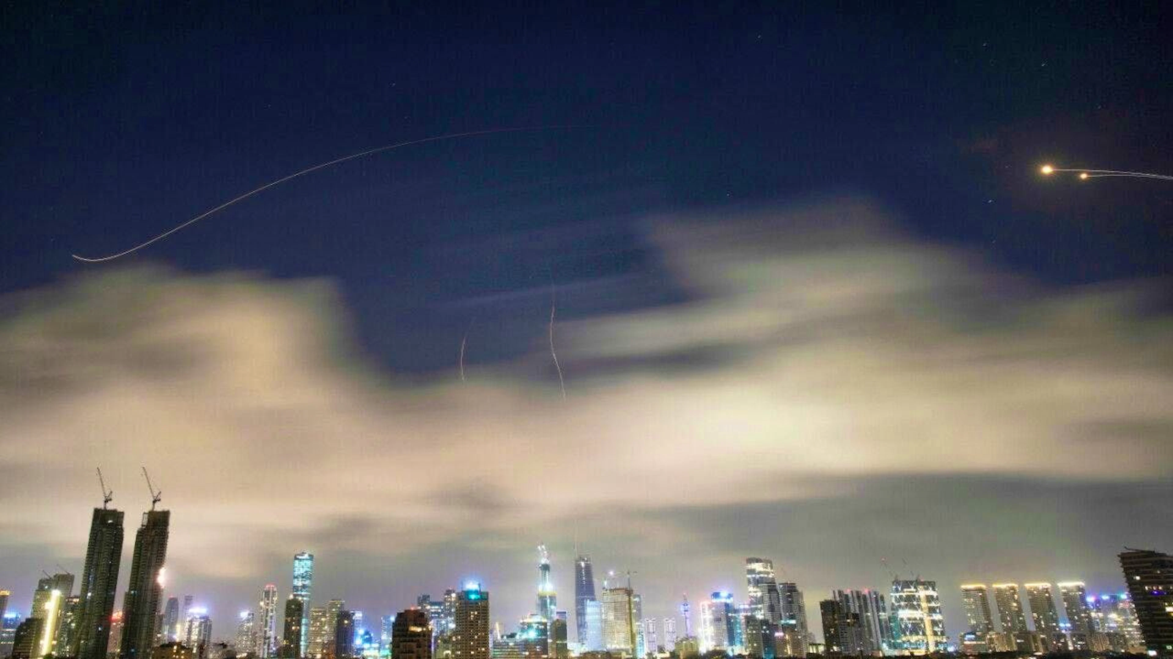 dpatopbilder - An Israeli air defense system fires to intercept missiles during an Iranian attack over Tel Aviv. Photo: Ohad Zwigenberg/AP/dpa