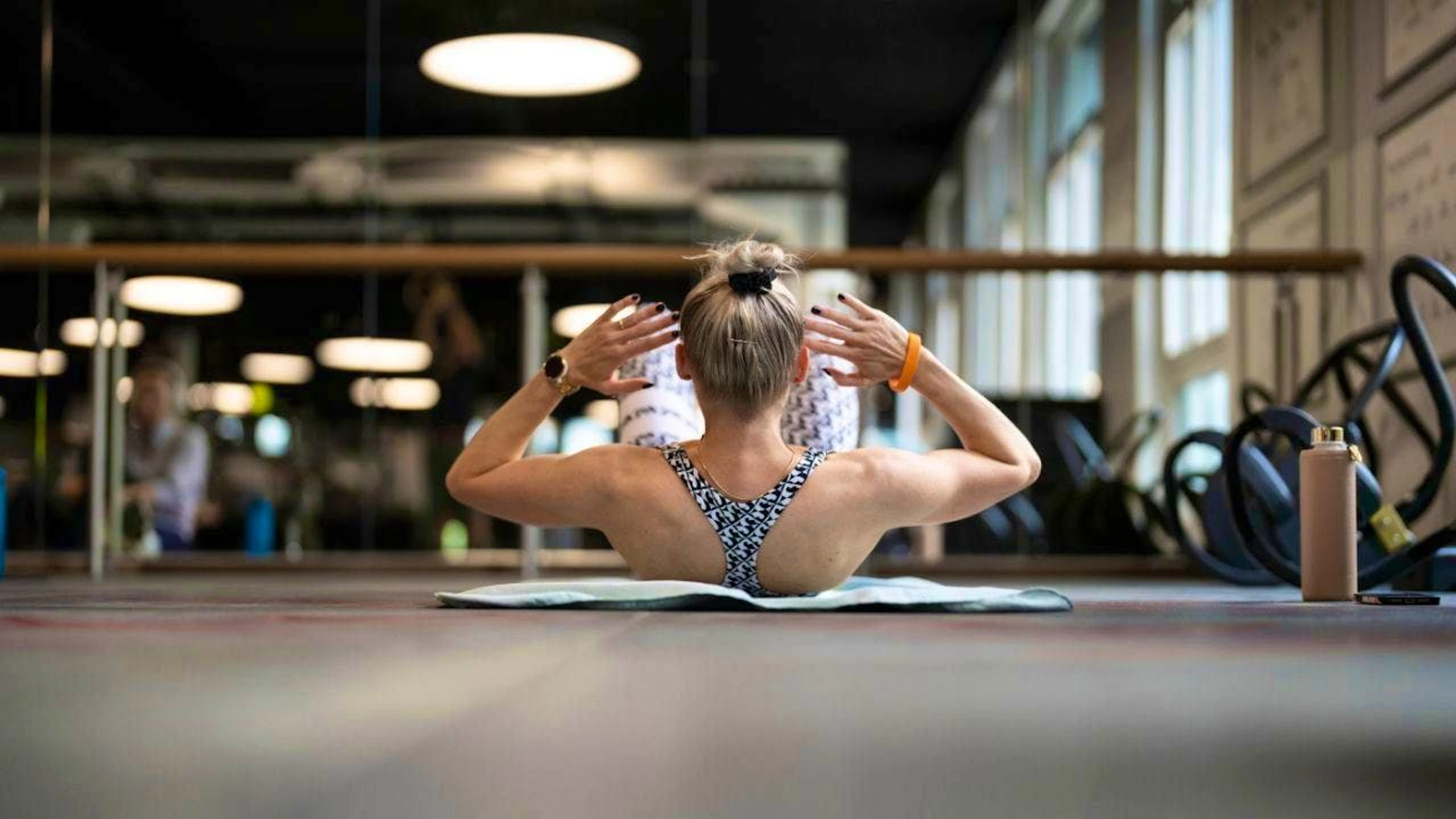 Strength training doesn't have to be perfect: according to the study, even small units bring great benefits - even without a gym and complicated plans. (symbolic image)
