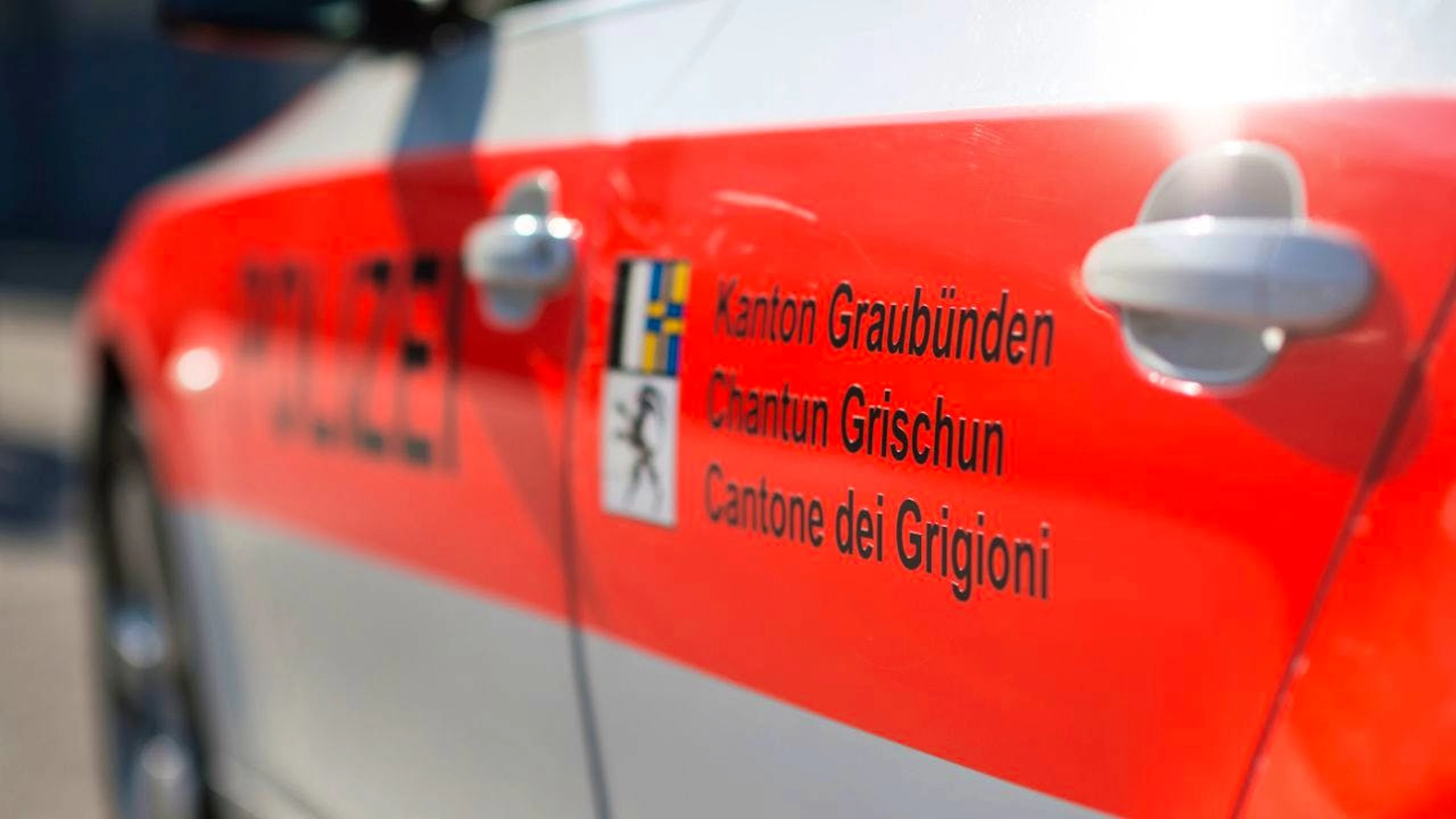 Un'auto della polizia cantonale dei Grigioni (immagine simbolica)