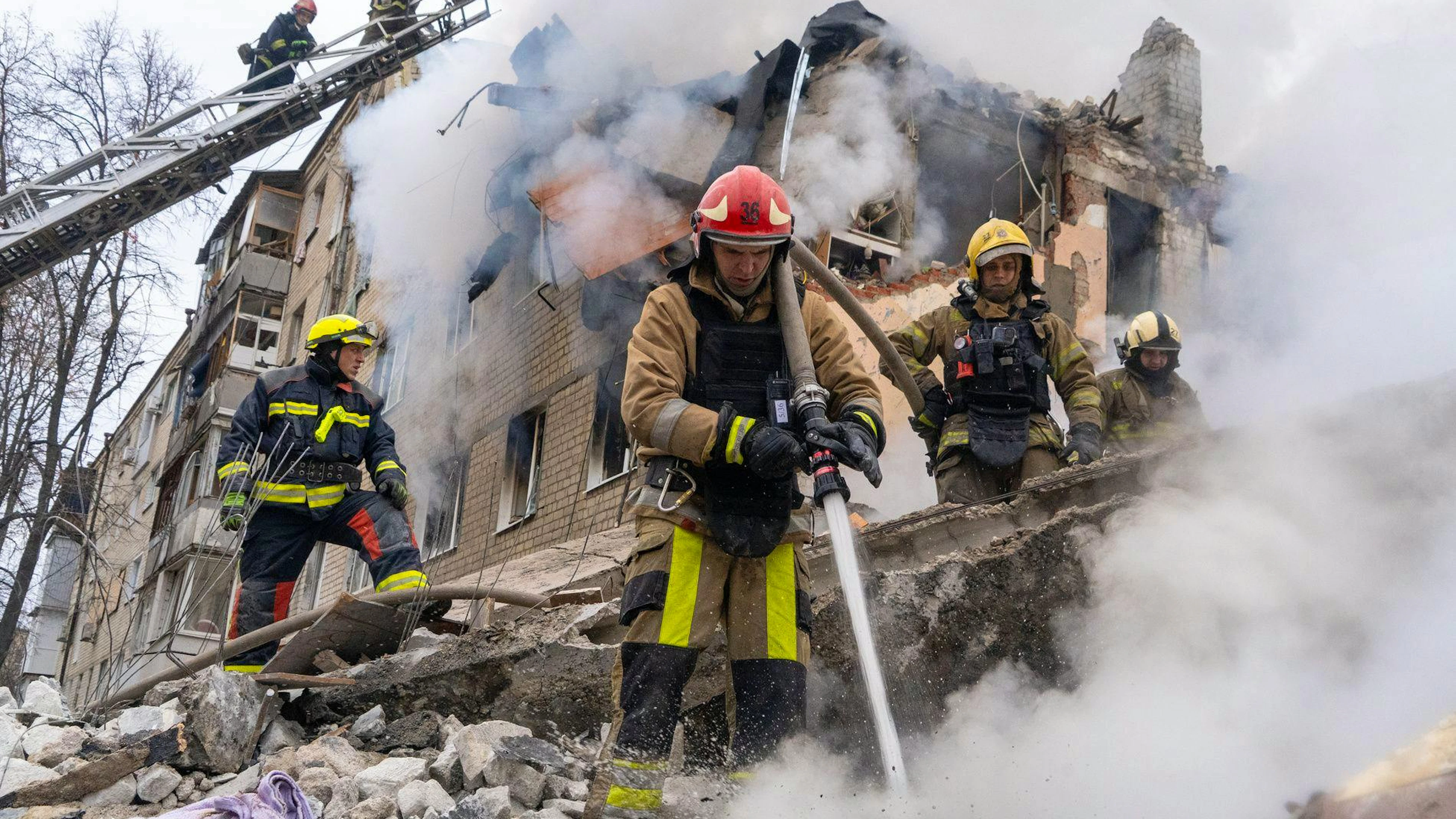Des pompiers éteignent l'incendie qui ravage les ruines d'un immeuble d'habitation à la suite de l'attaque russe à Kharkiv, en Ukraine, le samedi 7 mars 2026. (archives) - Kharkiv, deuxième ville d'Ukraine située dans le nord-est, à une trentaine de kilomètres seulement de la frontière russe, a également été attaquée par des drones russes dans la matinée.