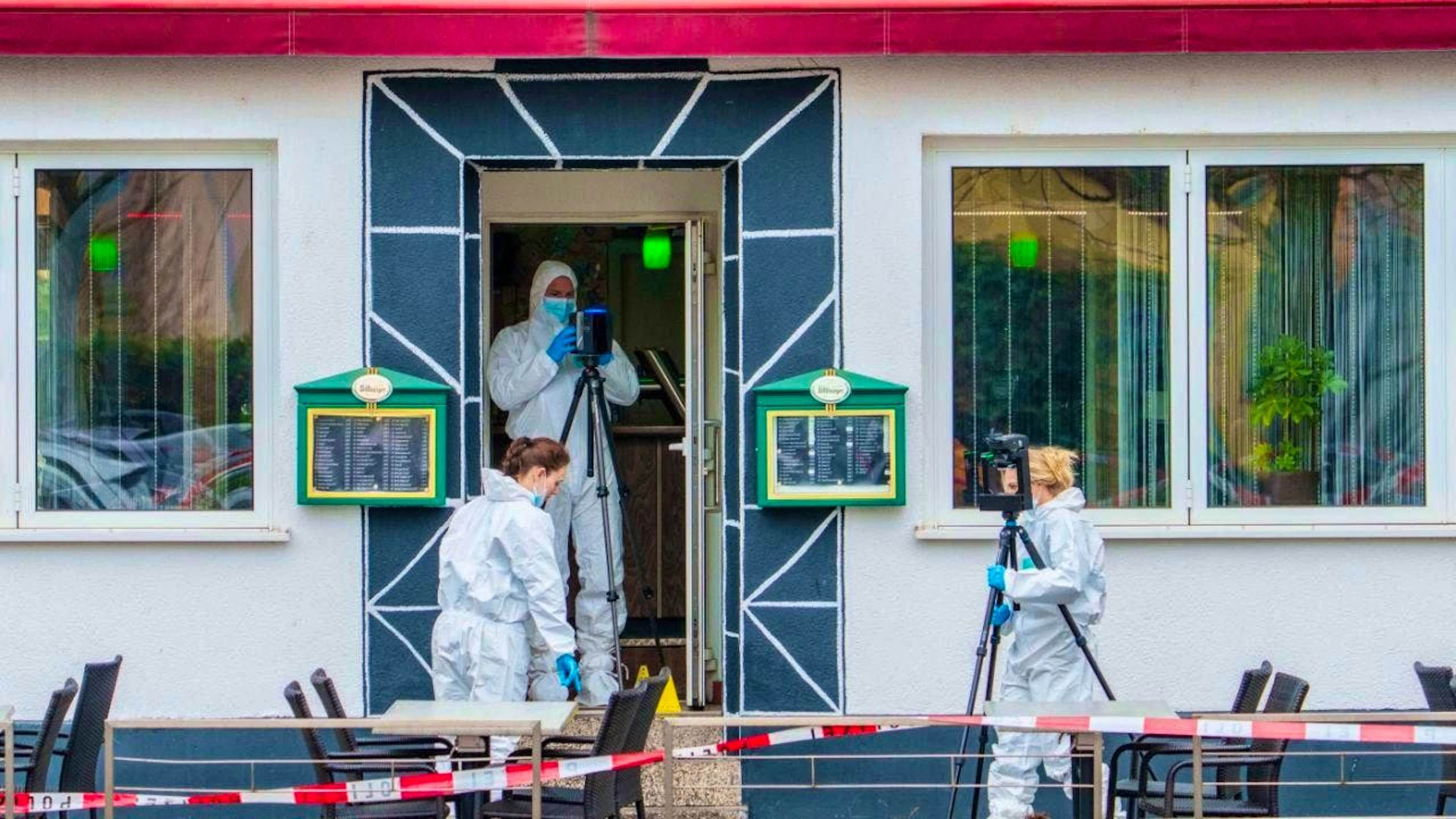 dpatopbilder - Forensics are investigating at a restaurant in Raunheim near Frankfurt Airport where two people were shot dead. Photo: Andreas Arnold/dpa