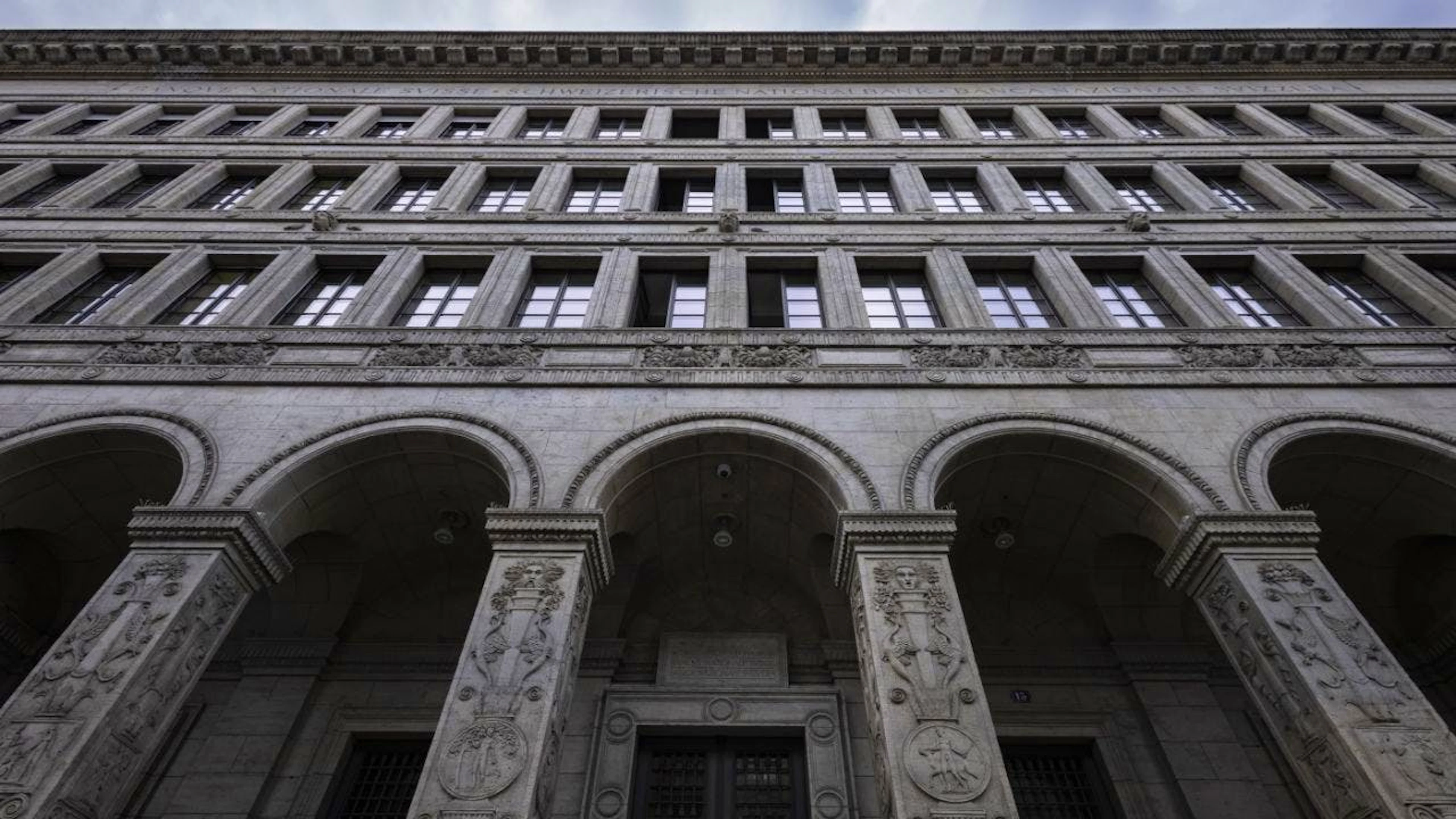 Nei bilanci della BNS vi sono riserve per centinaia di miliardi.