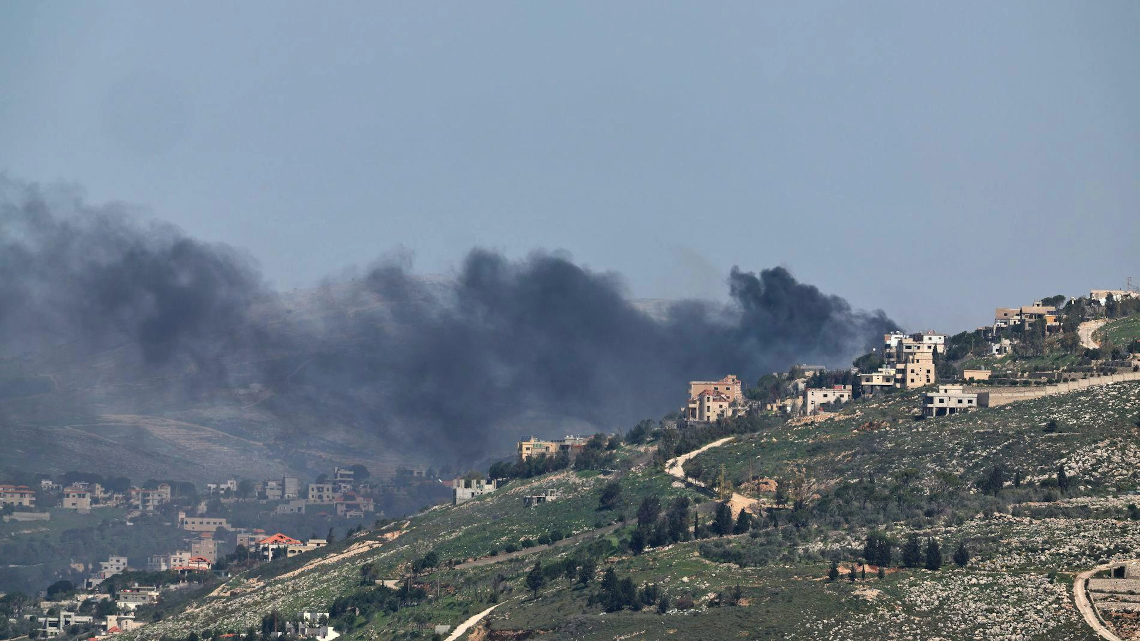 De la fumée s'élève à la suite des frappes israéliennes sur le sud du Liban, vue depuis la Haute Galilée, à la frontière israélo-libanaise, le 18 mars 2026.
