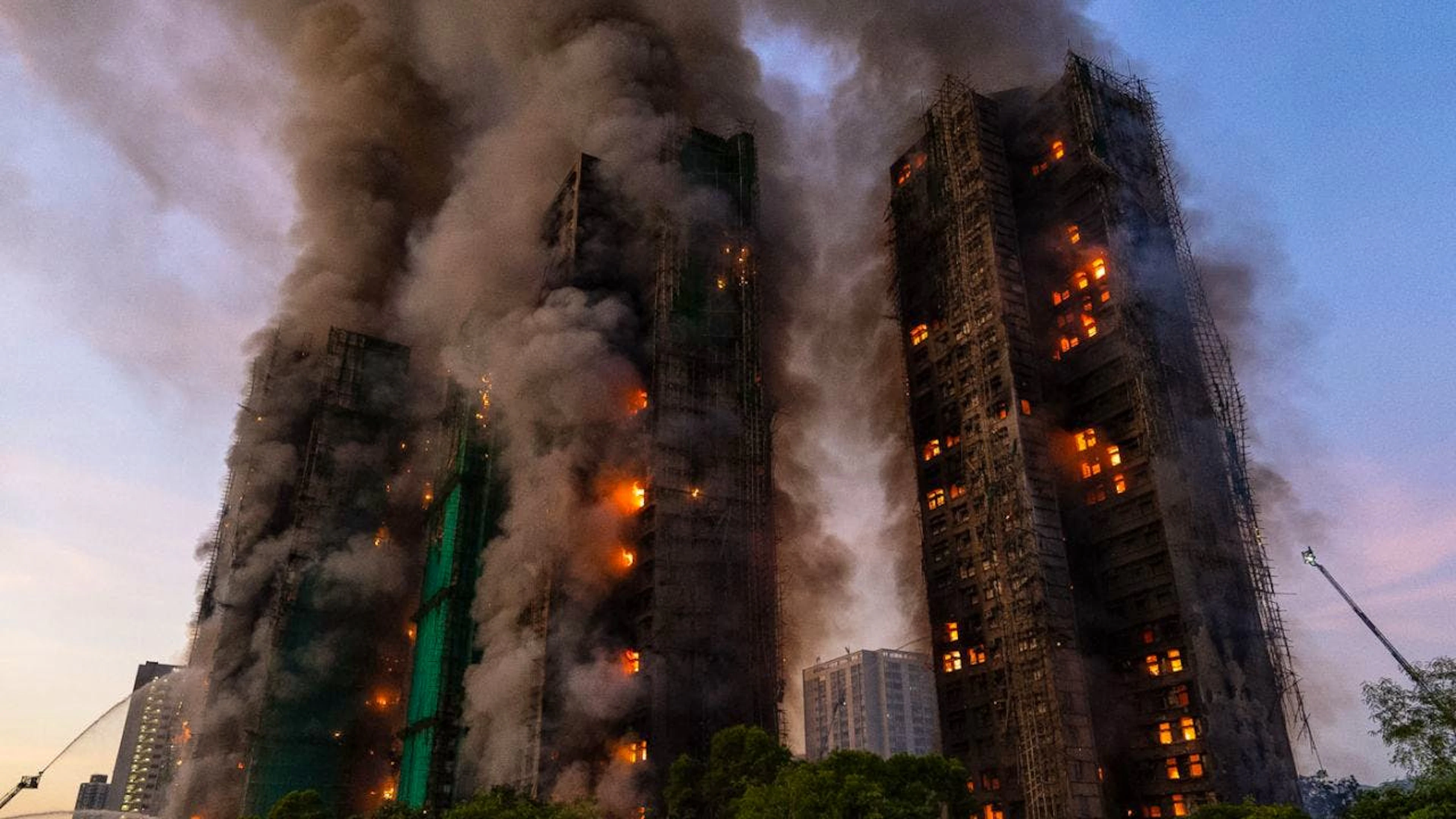 Les huit tours du complexe Wang Fuk Court, au nord de Hong Kong, faisaient l'objet de travaux de rénovation et étaient recouvertes d'échafaudages en bambou, de filets de protection et de panneaux en mousse au moment de l'incendie (archives).