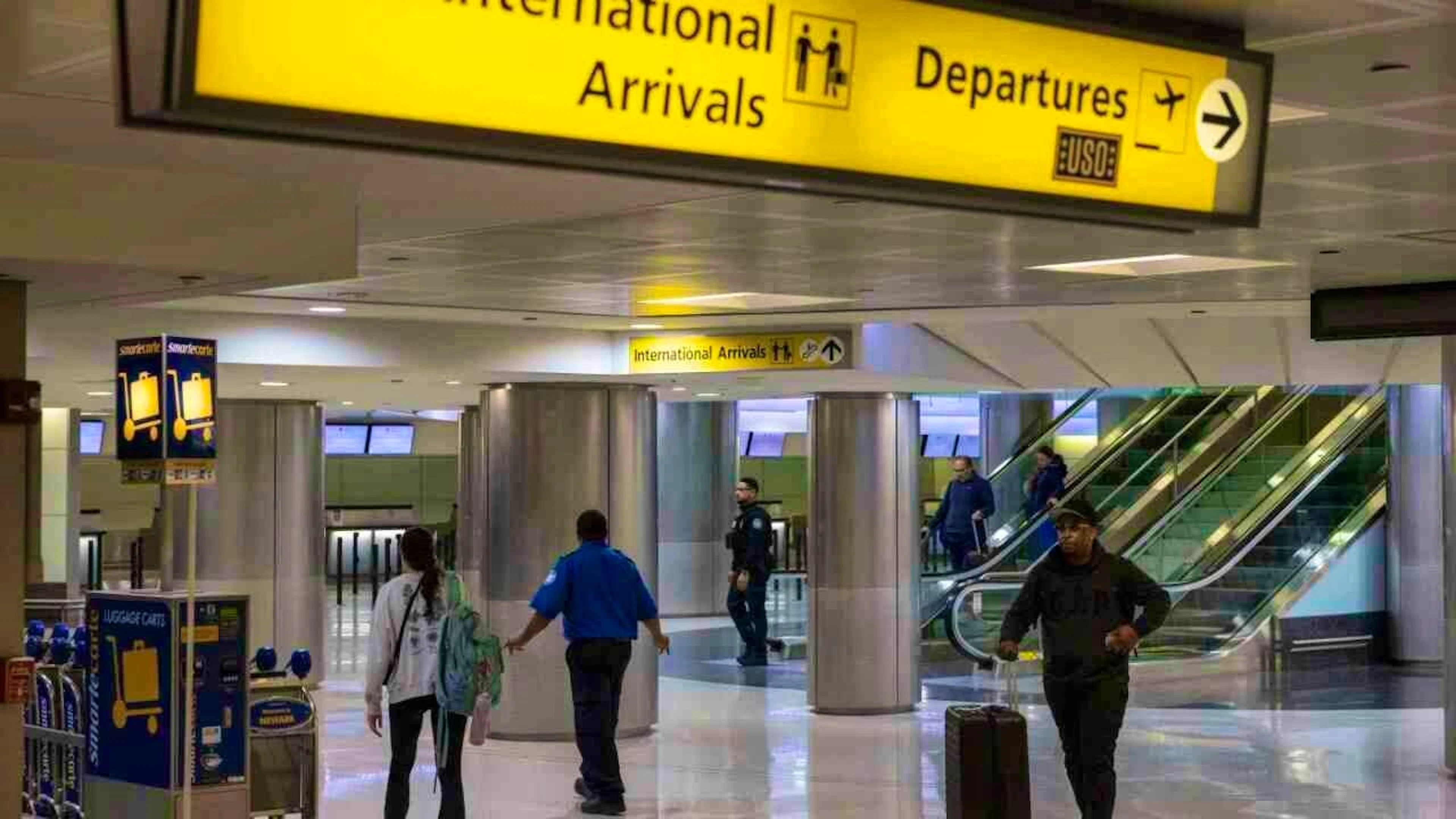 ARCHIVE - People with suitcases walk through the international terminal at Newark Liberty International Airport. Photo: Yuki Iwamura/FR171758 AP/dpa