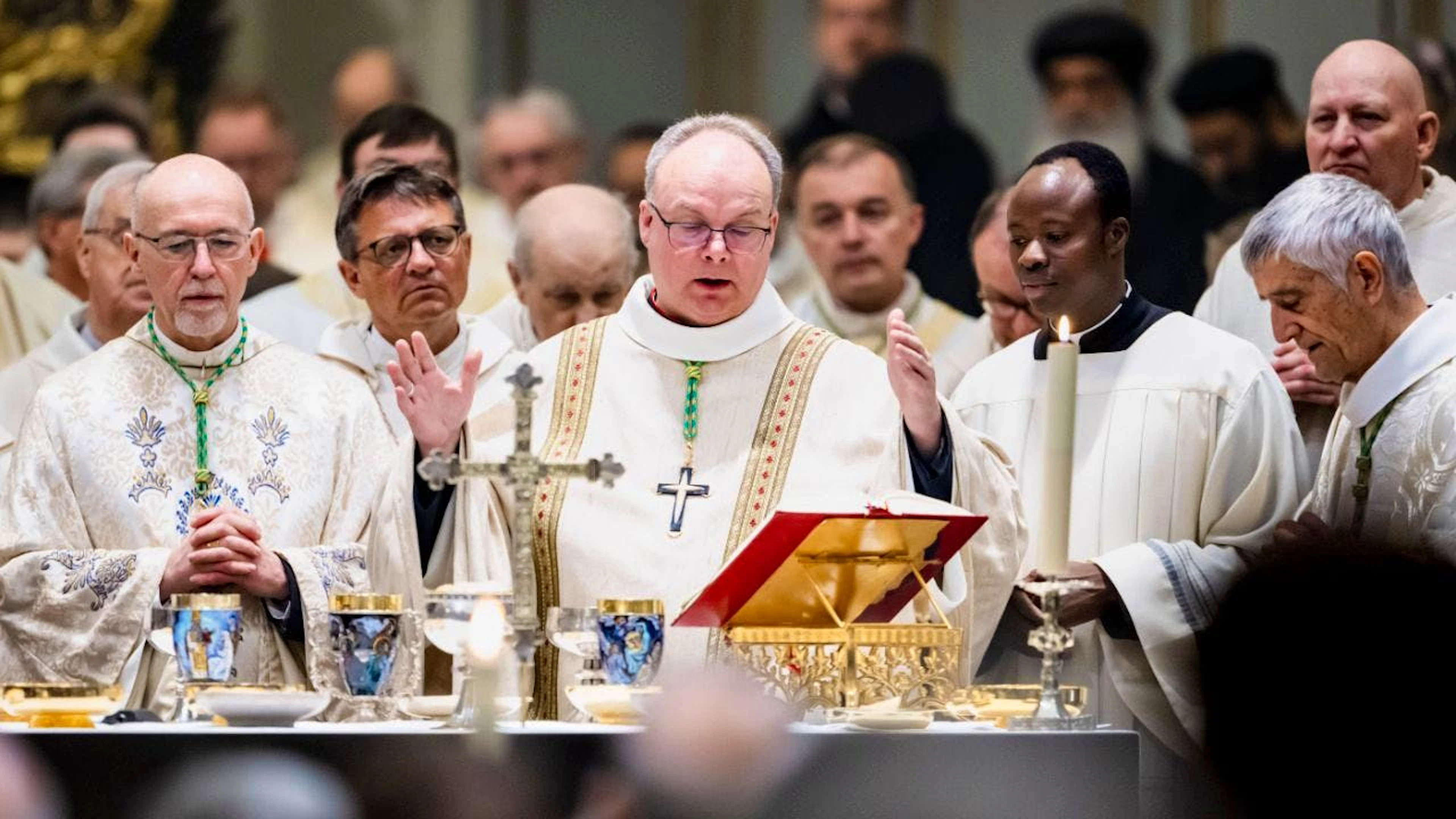 Le nouvel abbé de Saint-Maurice, Alexandre Ineichen (au centre), a reçu la bénédiction abbatiale jeudi matin.