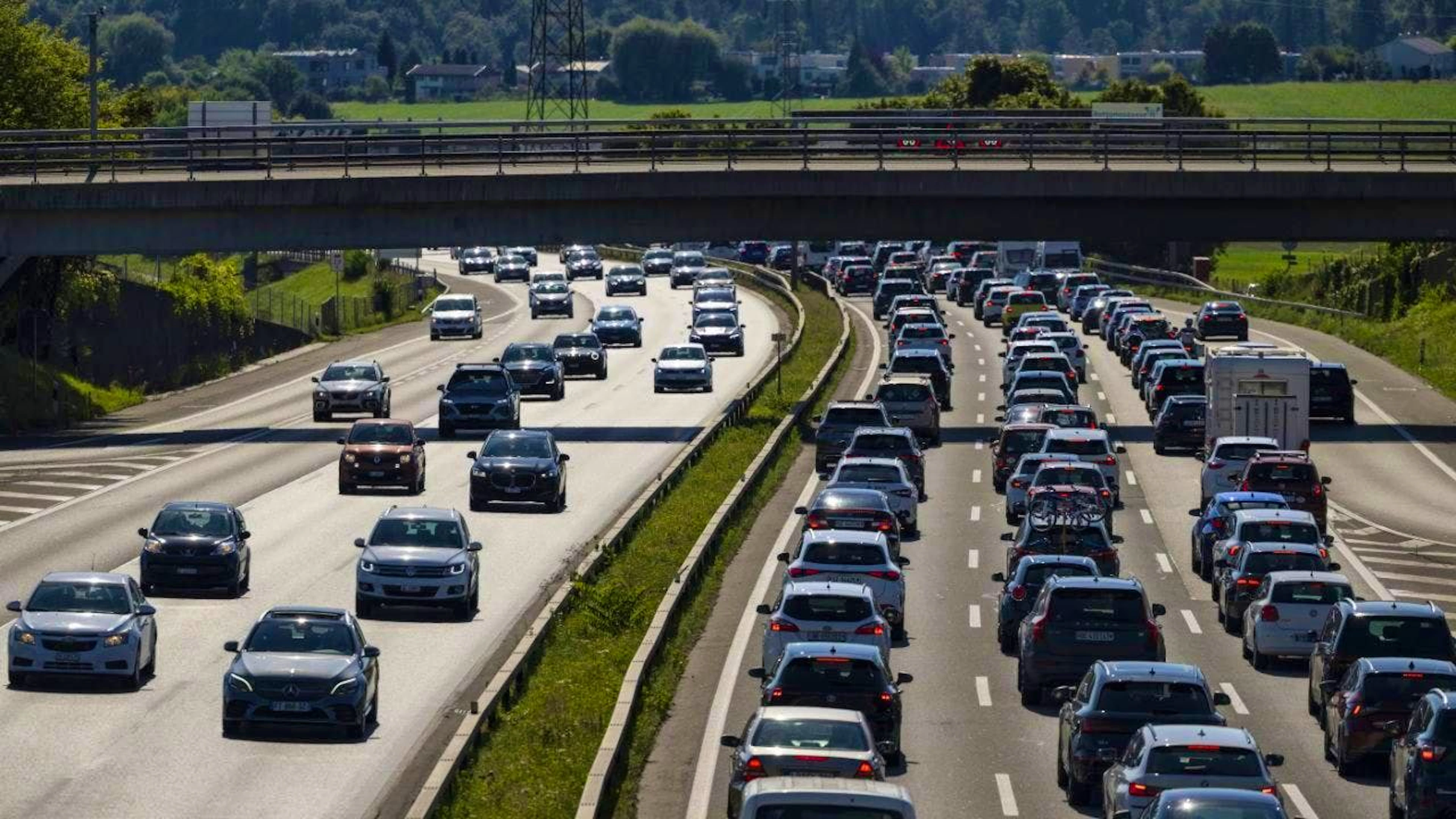 The International Energy Agency recommends reducing fuel consumption by lowering the speed limit on roads, switching to public transport or car sharing. (archive image)