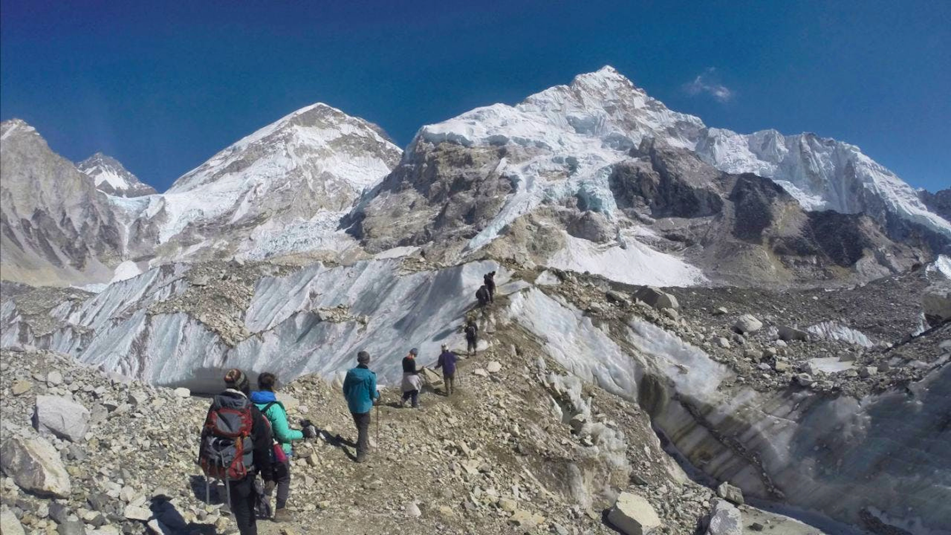 Les chaînes de l'Hindou Kouch et de l'Himalaya abritent les plus grandes réserves de glace de la planète après les pôles, avec plus de 63'700 glaciers répertoriés sur une superficie totale de près de 55'800 km2. Ces glaciers nourrissent au moins dix grands bassins fluviaux irriguant toute l'Asie.