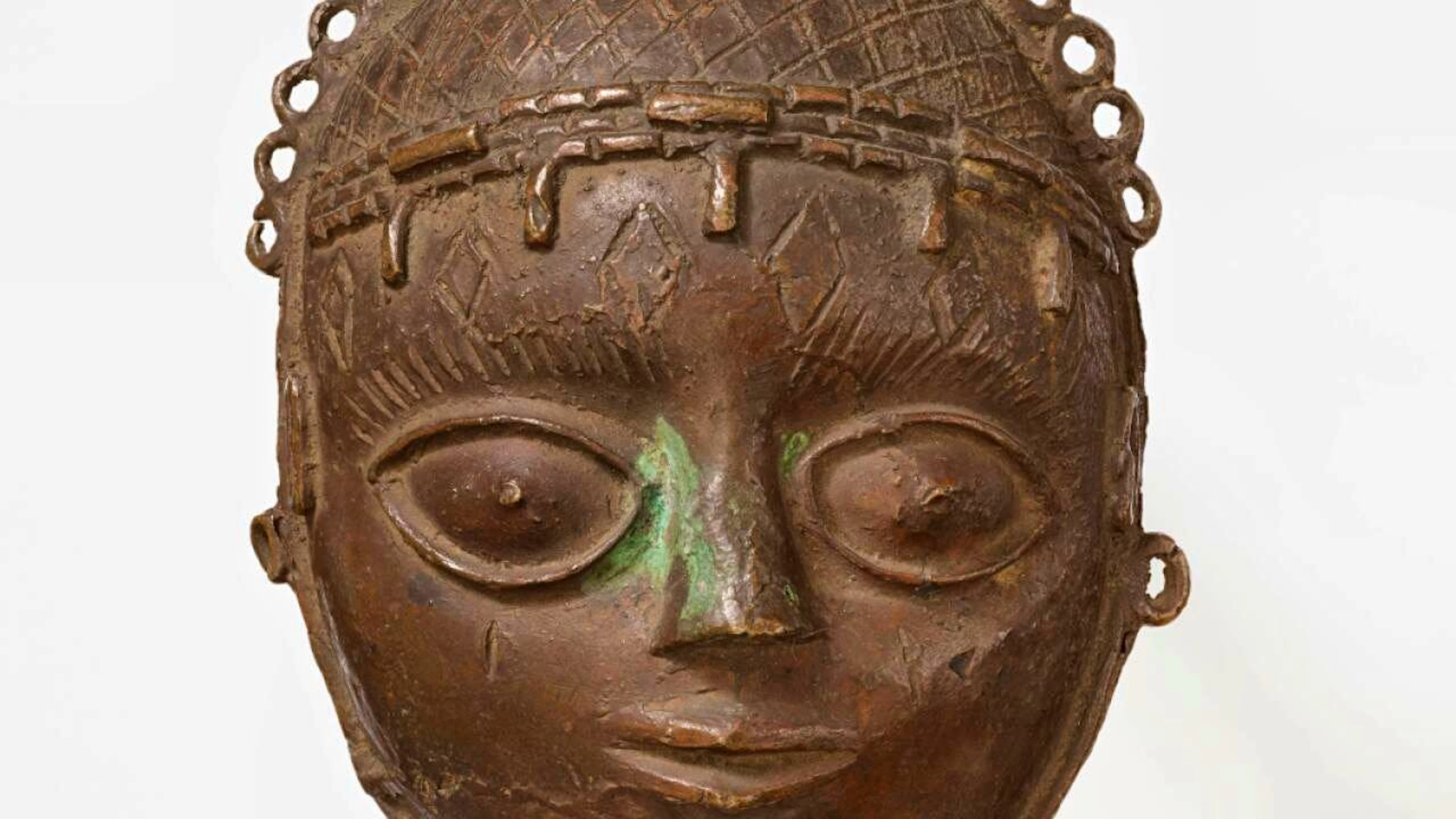 Des masques de ceinture "Uhunmwu-Ẹkuẹ" conservés au MEG et au musée Rietberg de Zurich (photo), font partie des biens culturels pillés au Bénin qui seront restitués au Nigéria.