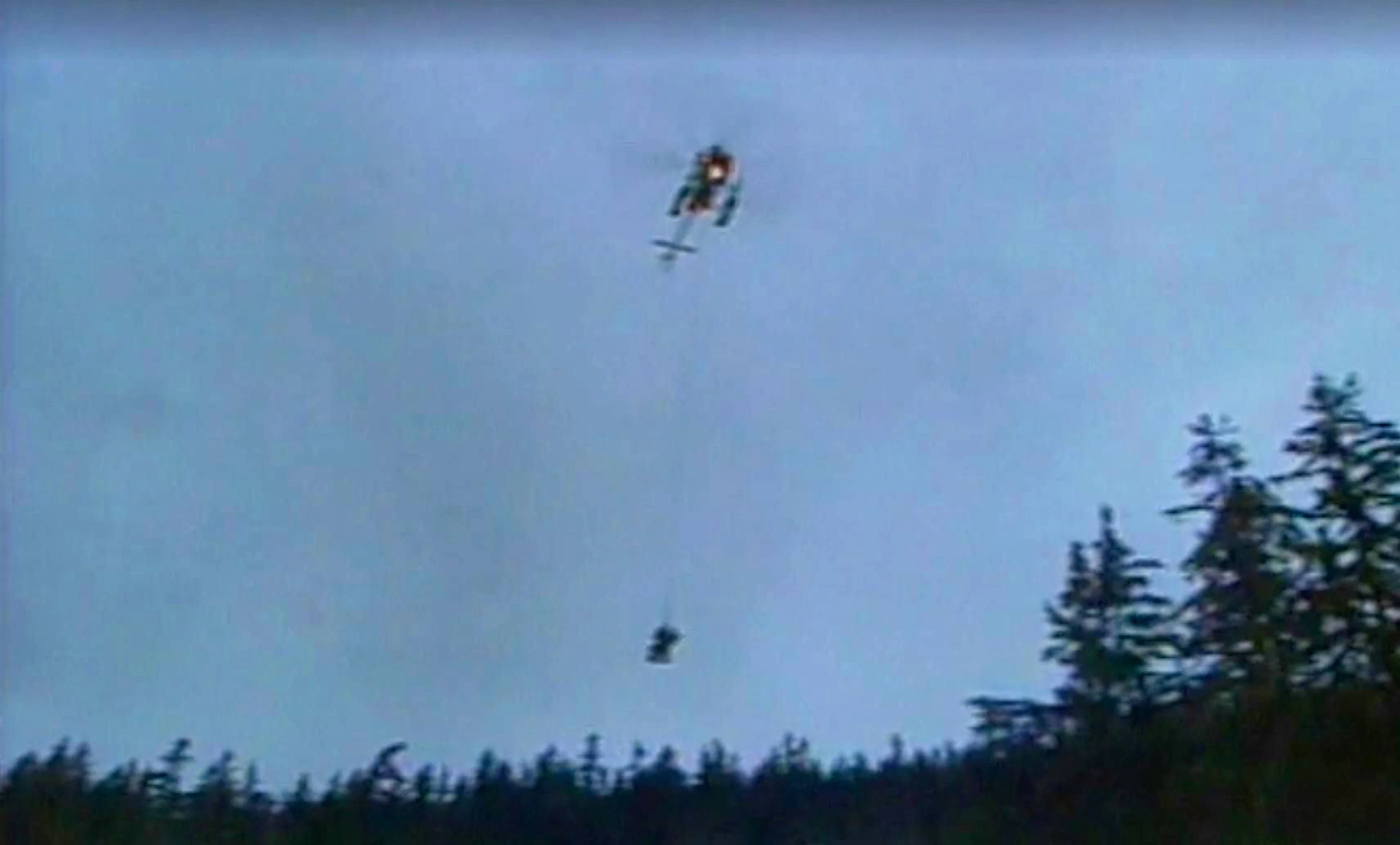 One of the victims of the 1999 cable car accident in Crans-Montana is transported to hospital by rescue helicopter.