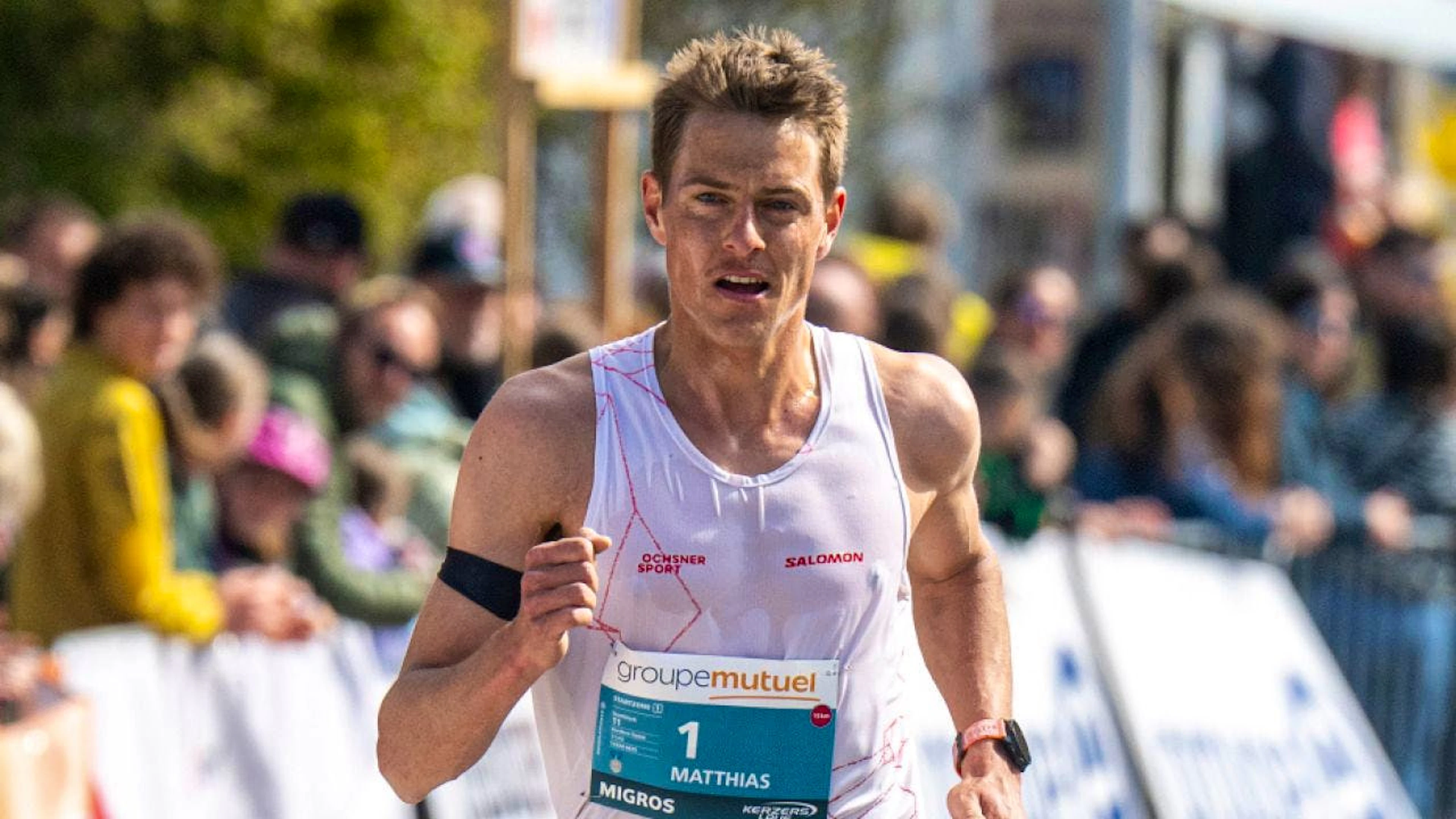 Comme de nombreux autres participants à la Kerzerslauf, le Suisse Matthias Kyburz, deuxième de la course élite, portait un brassard noir en hommage aux victimes de l'incendie de Chiètres.