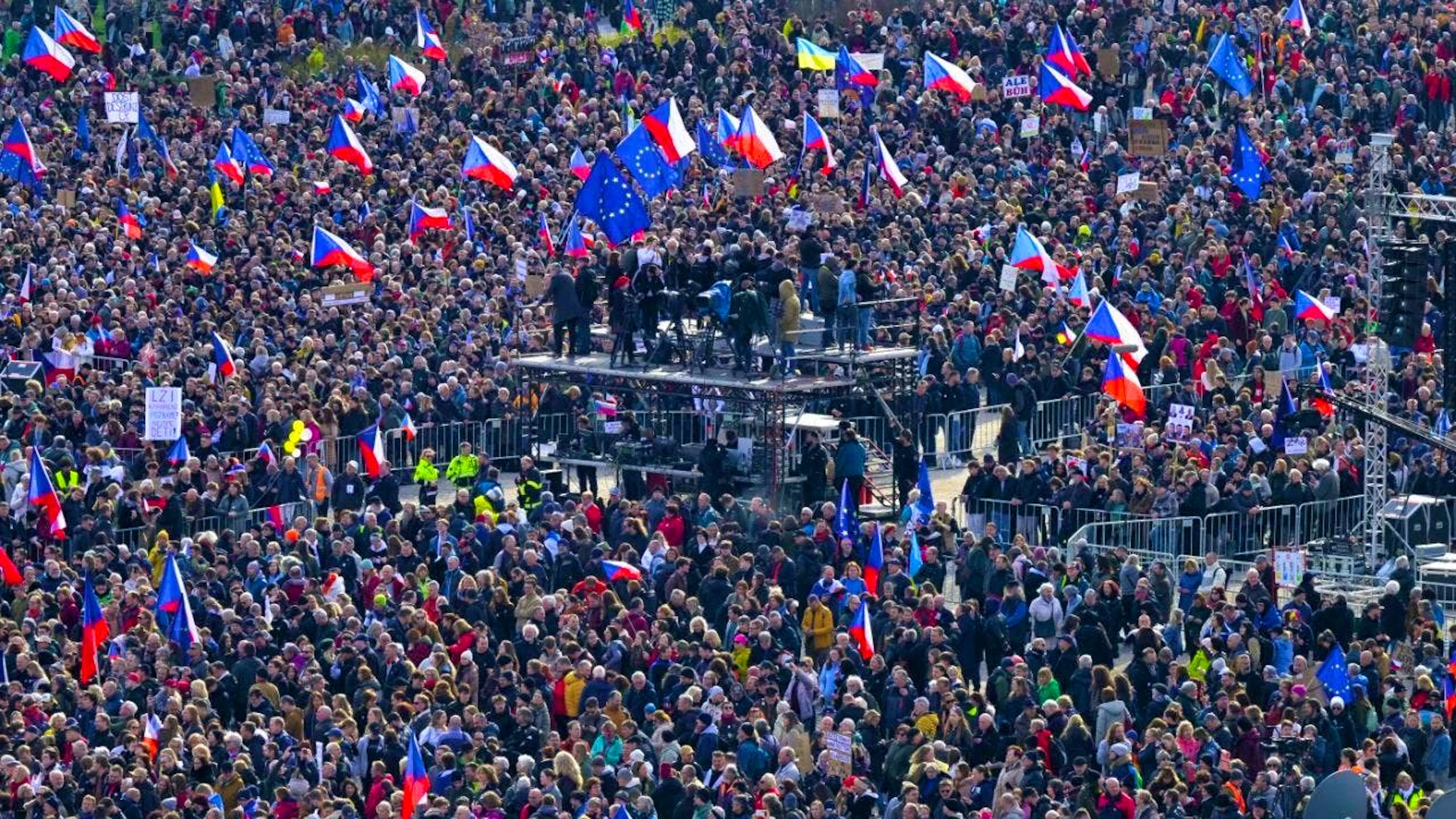 Large rally in Prague. Photo: -ulová Kateøina/CTK/dpa