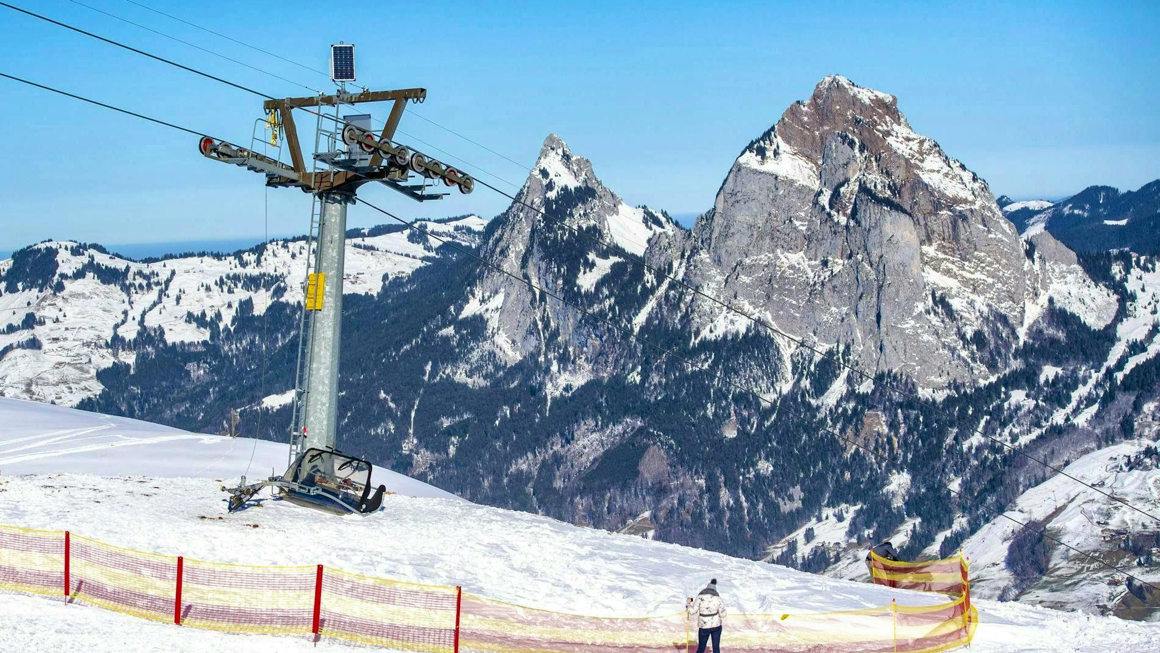 Pistenbully drivers and chairlift employees did not know that they were operating in the same place at night. The accident cost one man his life.