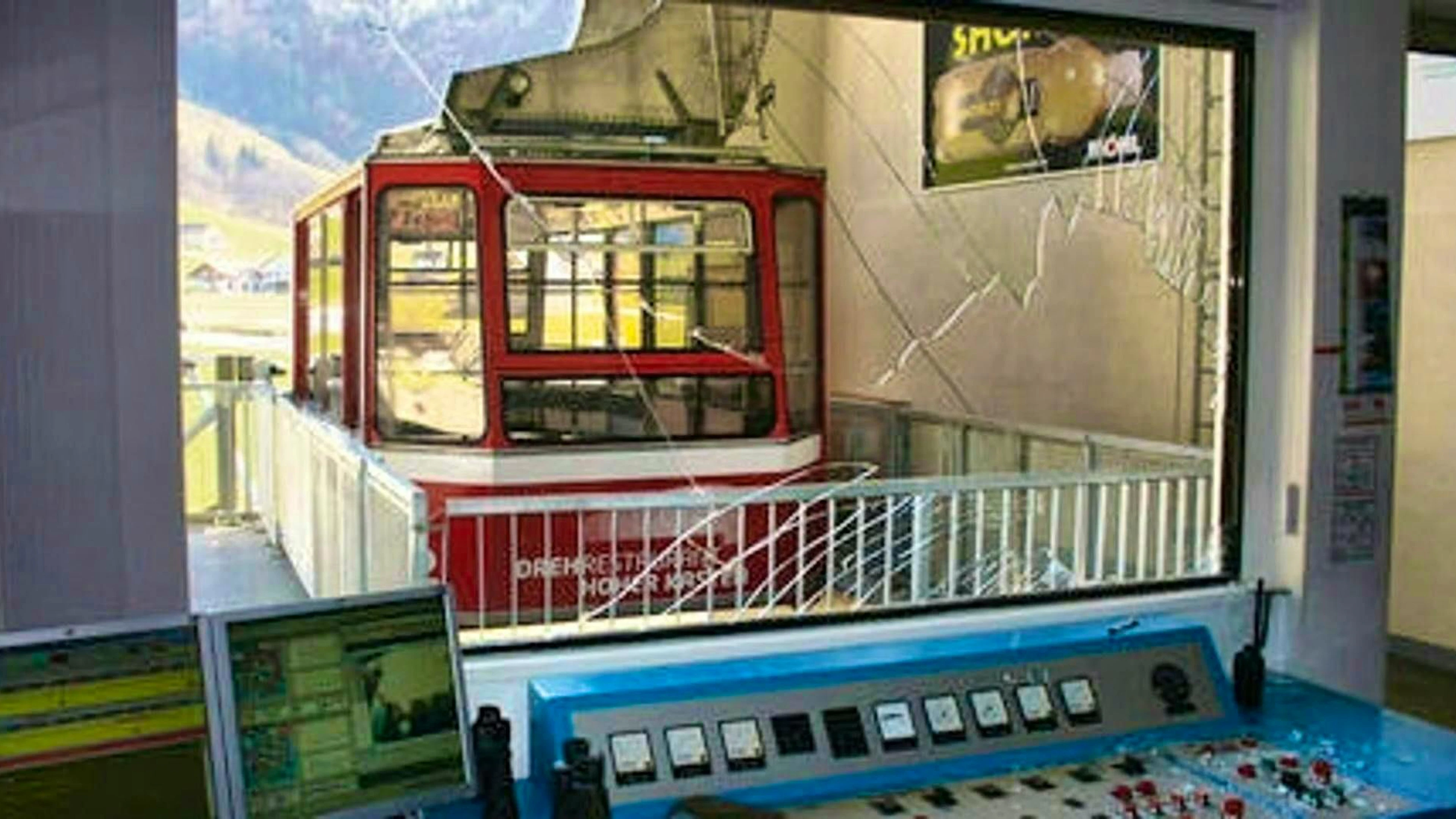 Fortunately, no one was in the gondola: a cabin on the Hoher Kasten cable car in Brülisau AI crashed into the valley station almost without braking, seriously injuring an employee.