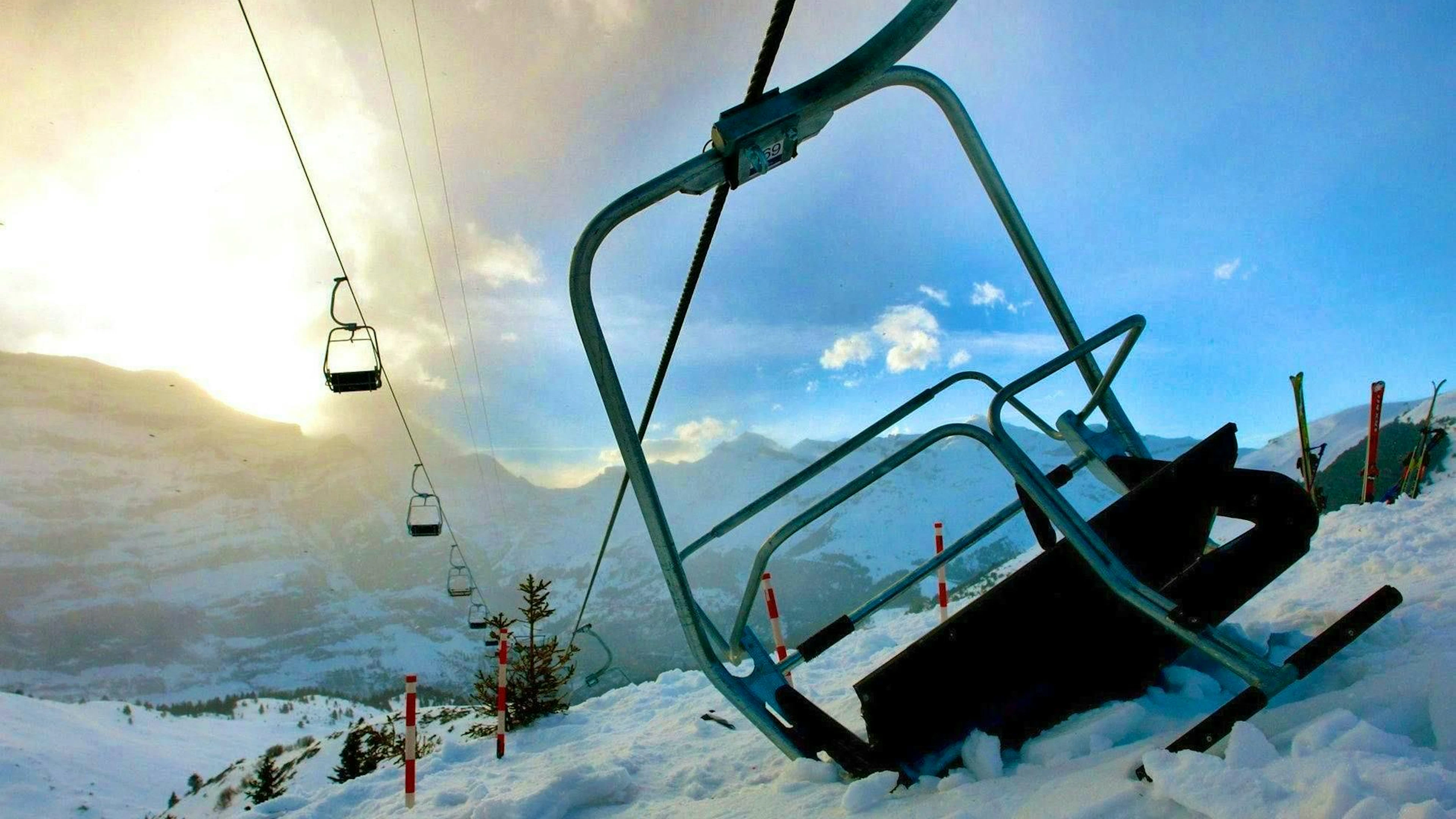 January 3, 2008: A ski lift accident on Kleine Scheidegg claims one life.
