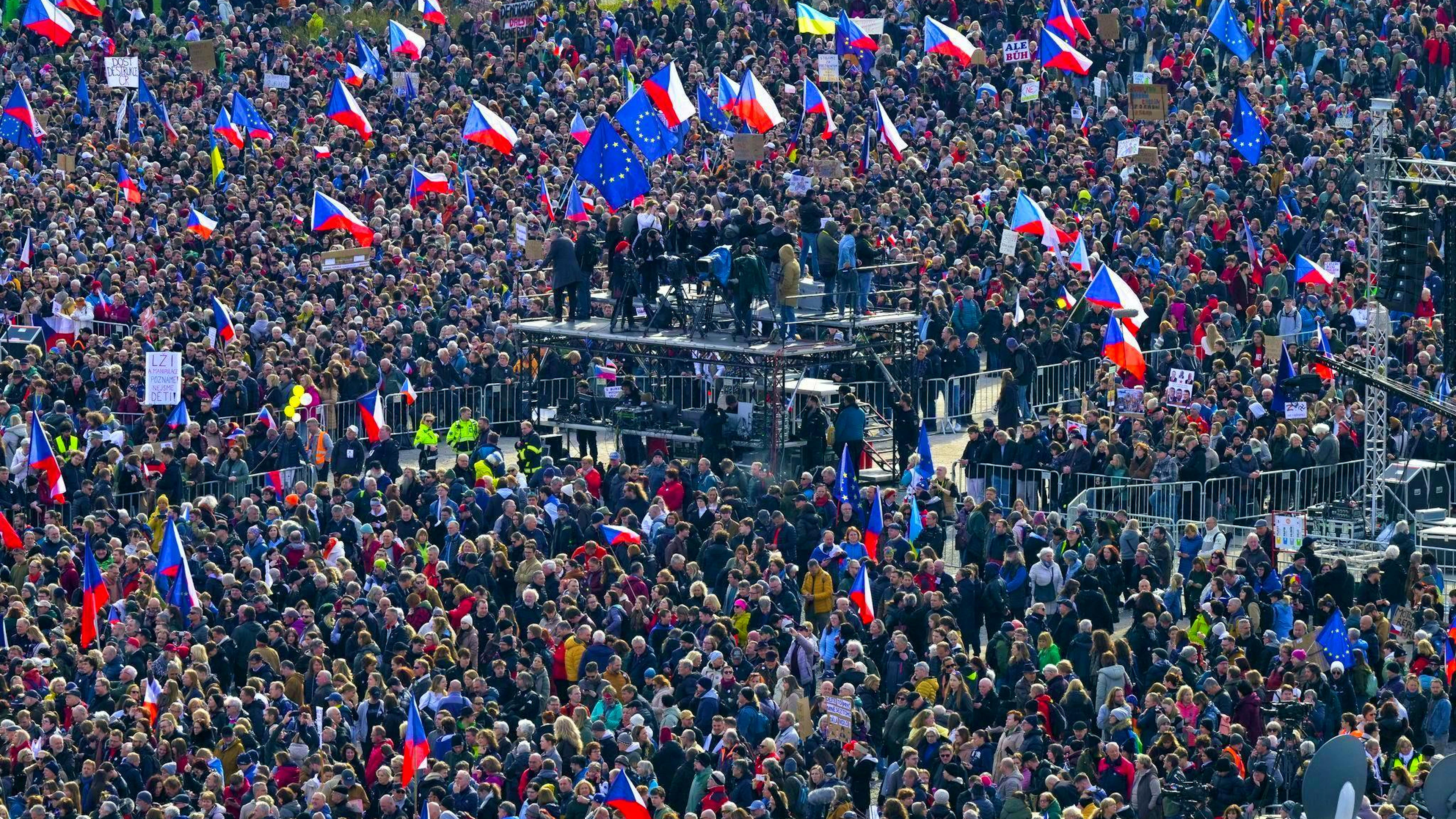 Many Czech flags can be seen.