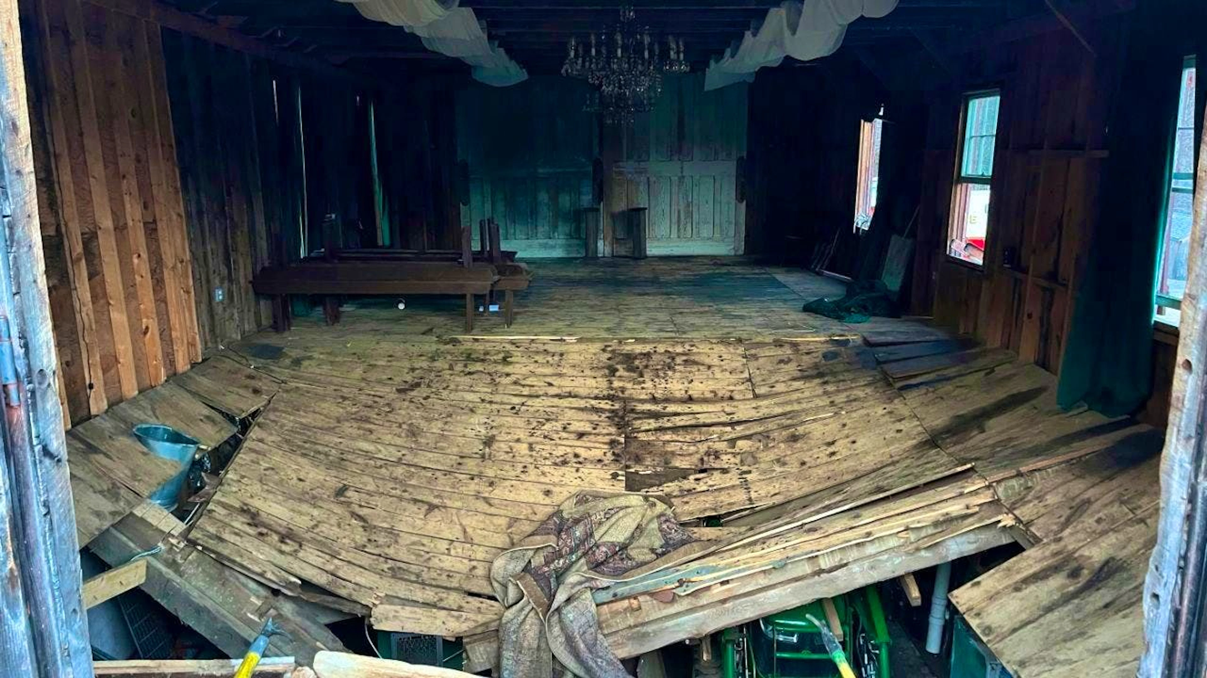 HANDOUT - A photo provided by the New Hampshire State Fire Marshal's Office via AP shows the collapsed floor that gave way during a wedding ceremony, sending nearly 70 wedding guests falling into the basement of a building at a wedding venue. Photo: Uncredited/New Hampshire State Fire Marshal/AP/dpa - ATTENTION: For editorial use only in connection with current reporting and only with full attribution to the above credit