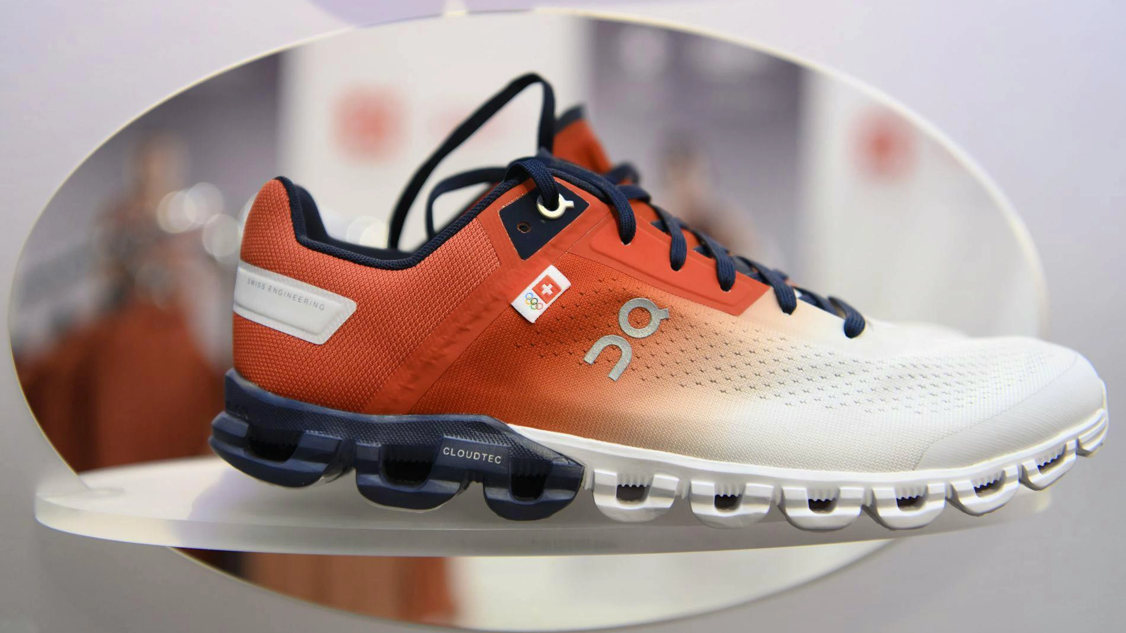 Bisher galt: Werden nicht in der Schweiz produzierte Schuhe der Zürcher Firma On hierzulande verkauft, dann muss der Hersteller auf die Abbildung des Schweizerkreuzes auf dem Produkt verzichten. (Themenbild) 