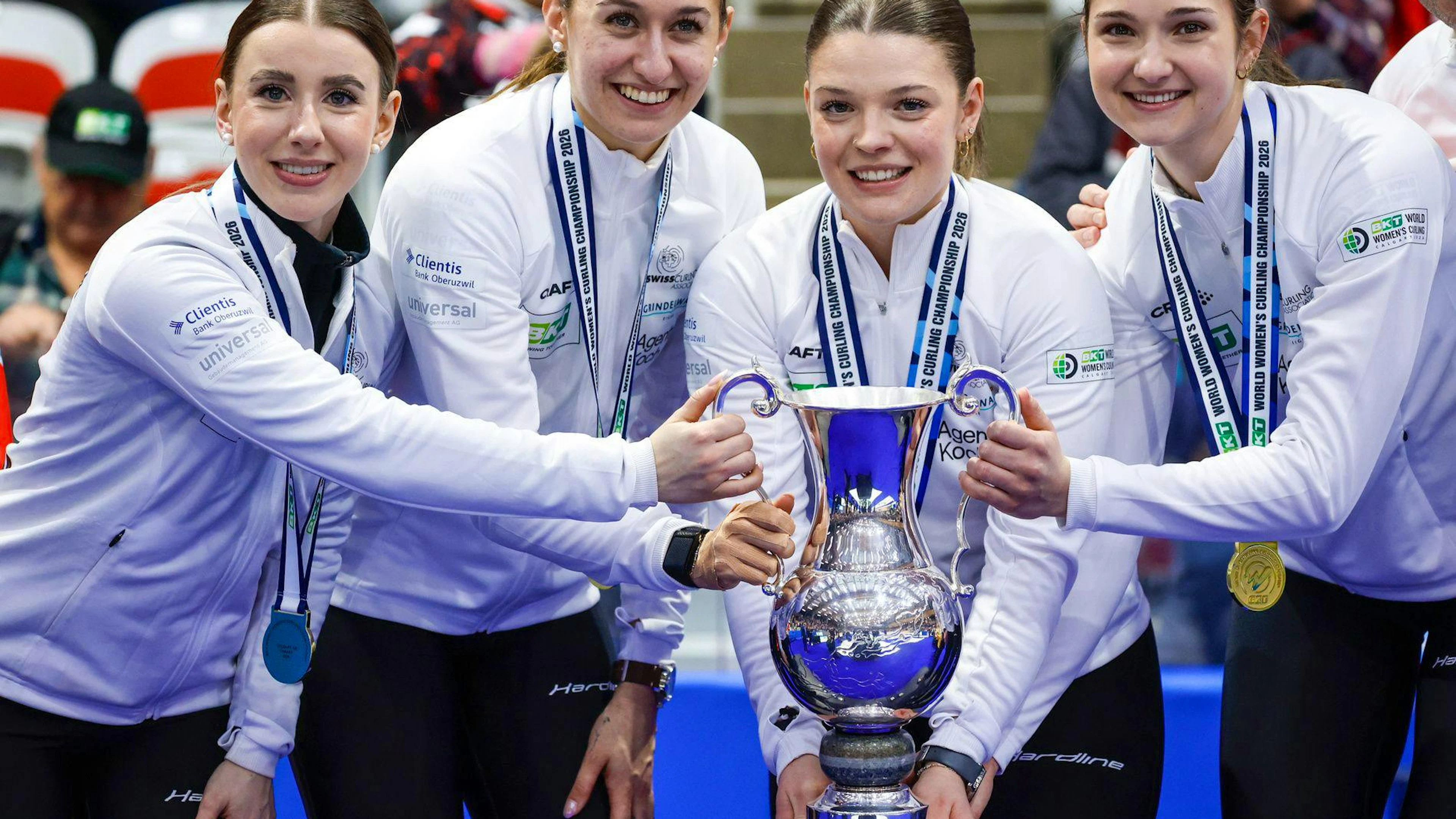 Da sinistra, Xenia Schwaller, Selina Gafner, Fabienne Rieder e Selina Rychiger festeggiano la vittoria ai Mondiali di curling a Calgary.