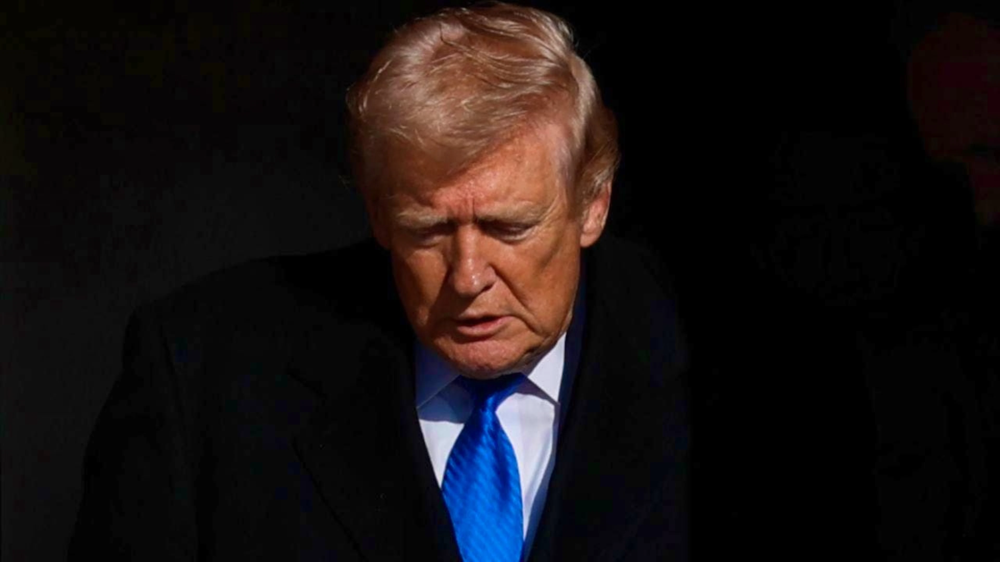 dpatopbilder - US President Donald Trump disembarks from Air Force One on his arrival at Joint Base Andrews. Photo: Luis M. Alvarez/AP/dpa