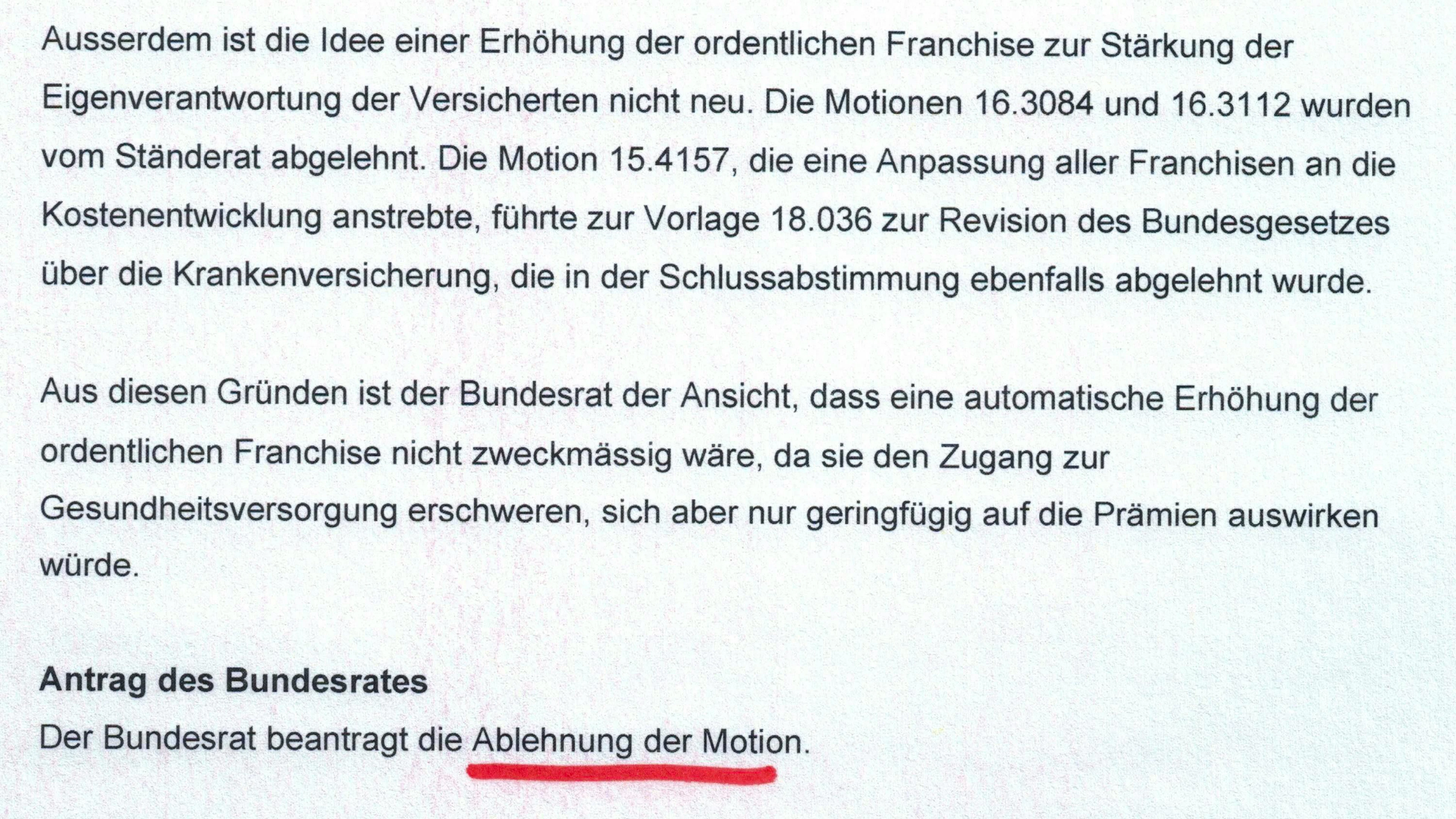 <strong>Traduction:</strong> Par ailleurs, l'idée d'augmenter la franchise standard afin de renforcer la responsabilité personnelle de l'assuré n'est pas nouvelle. Les motions 16.3084 et 16.3112 ont été rejetées par le Conseil des Etats. La motion 15.4157, qui visait à indexer toutes les franchises sur l'évolution des coûts, a donné lieu à la proposition 18.036 de révision de la loi fédérale sur l'assurance maladie, laquelle a également été rejetée lors du vote final. Sur ces bases, le Conseil fédéral est d'avis qu'une augmentation automatique de la franchise ordinaire ne serait pas appropriée, car elle rendrait l'accès aux soins plus difficile tout en n'ayant qu'un impact mineur sur les primes. <strong>Requête du Conseil fédéral:</strong> Le Conseil fédéral recommande le rejet de la motion. <strong>C'est ainsi que se présentait la proposition de la conseillère fédérale Elisabeth Baume-Schneider: elle voulait refuser l'augmentation de la franchise minimale.</strong>