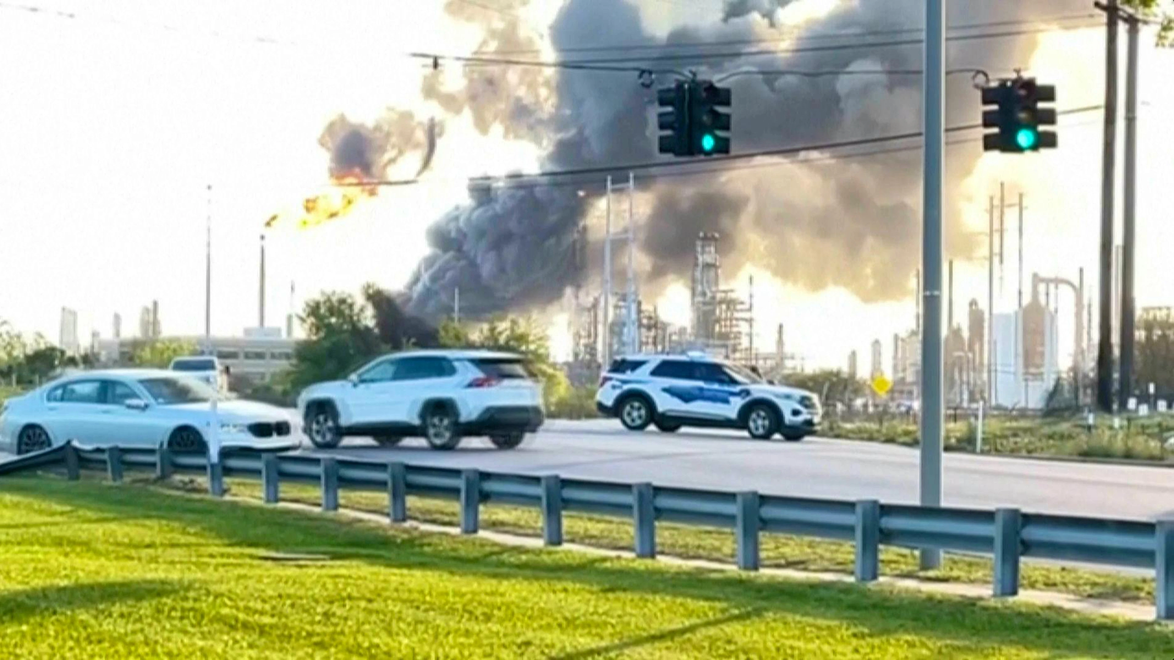 Sur cette image tirée d'une vidéo fournie par KBMT, on voit de la fumée s'élever près de la raffinerie Valero de Port Arthur, à Port Arthur, au Texas, le lundi 23 mars 2026. (KBMT via AP)
