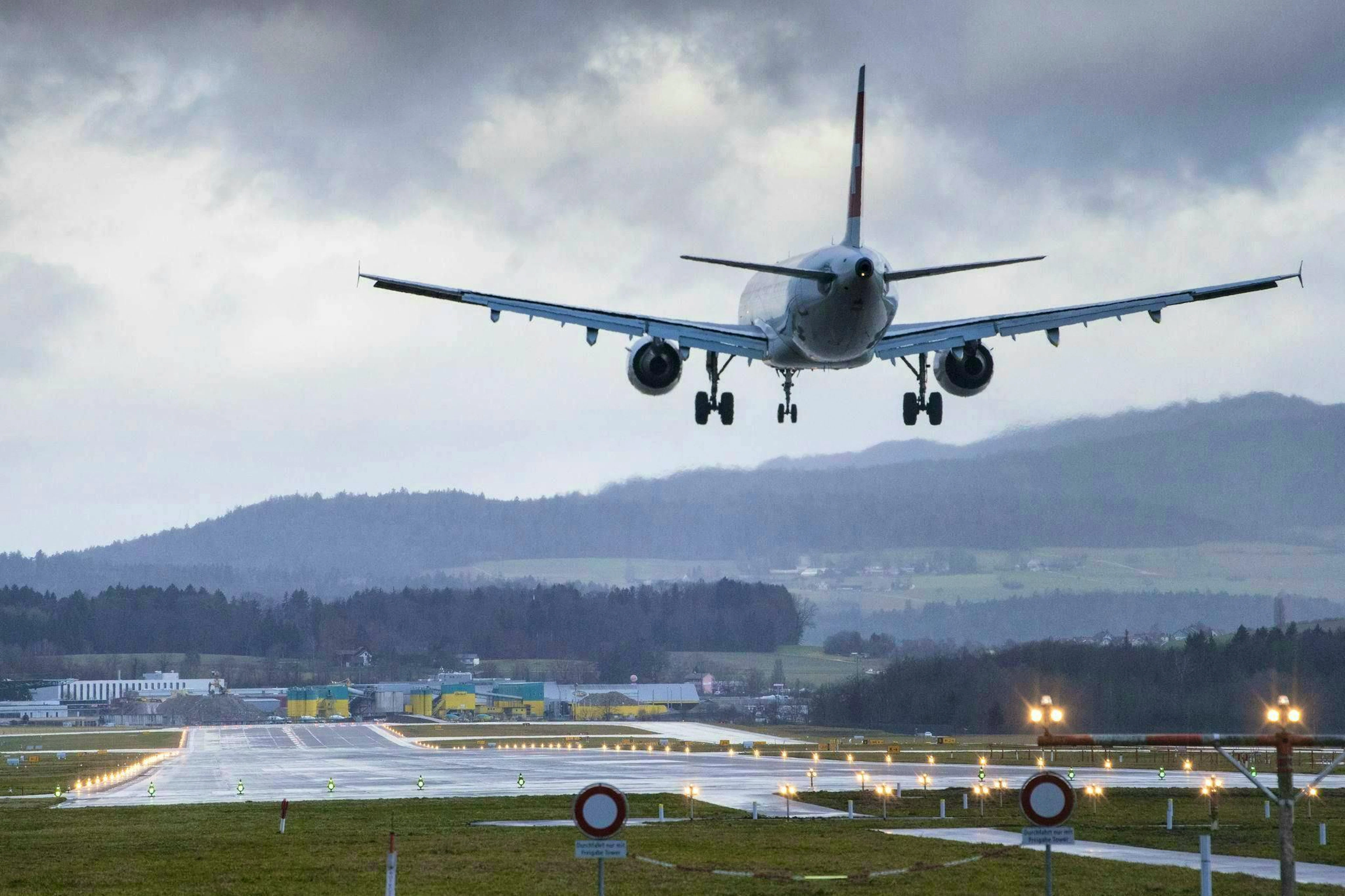 Strong gusts of wind hampered landings at Swiss airports on Wednesday.