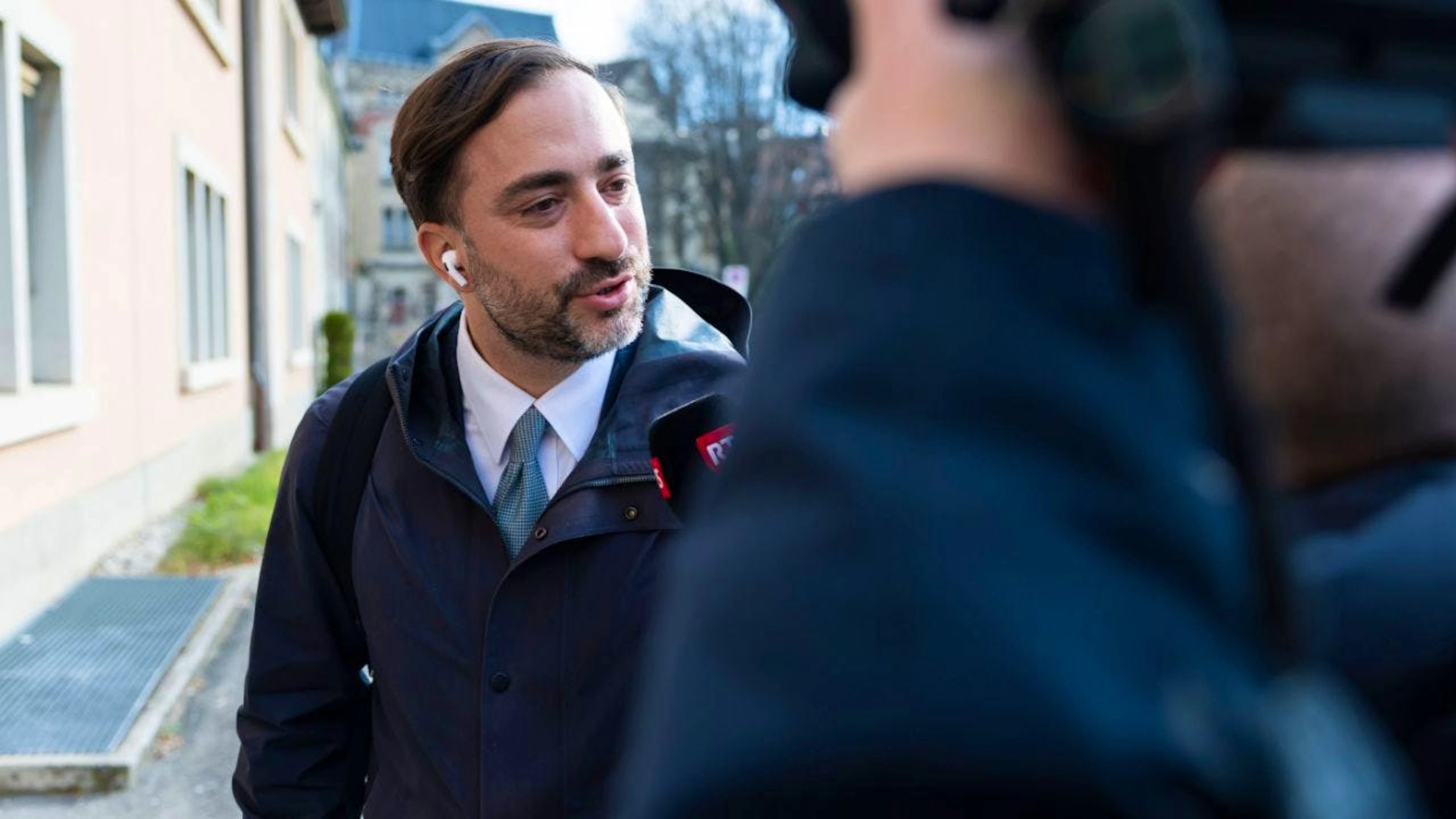 L'avvocato di Claude D. stamen al suo arrivo al Tribunale distrettuale della Broye e del Nord Vodese