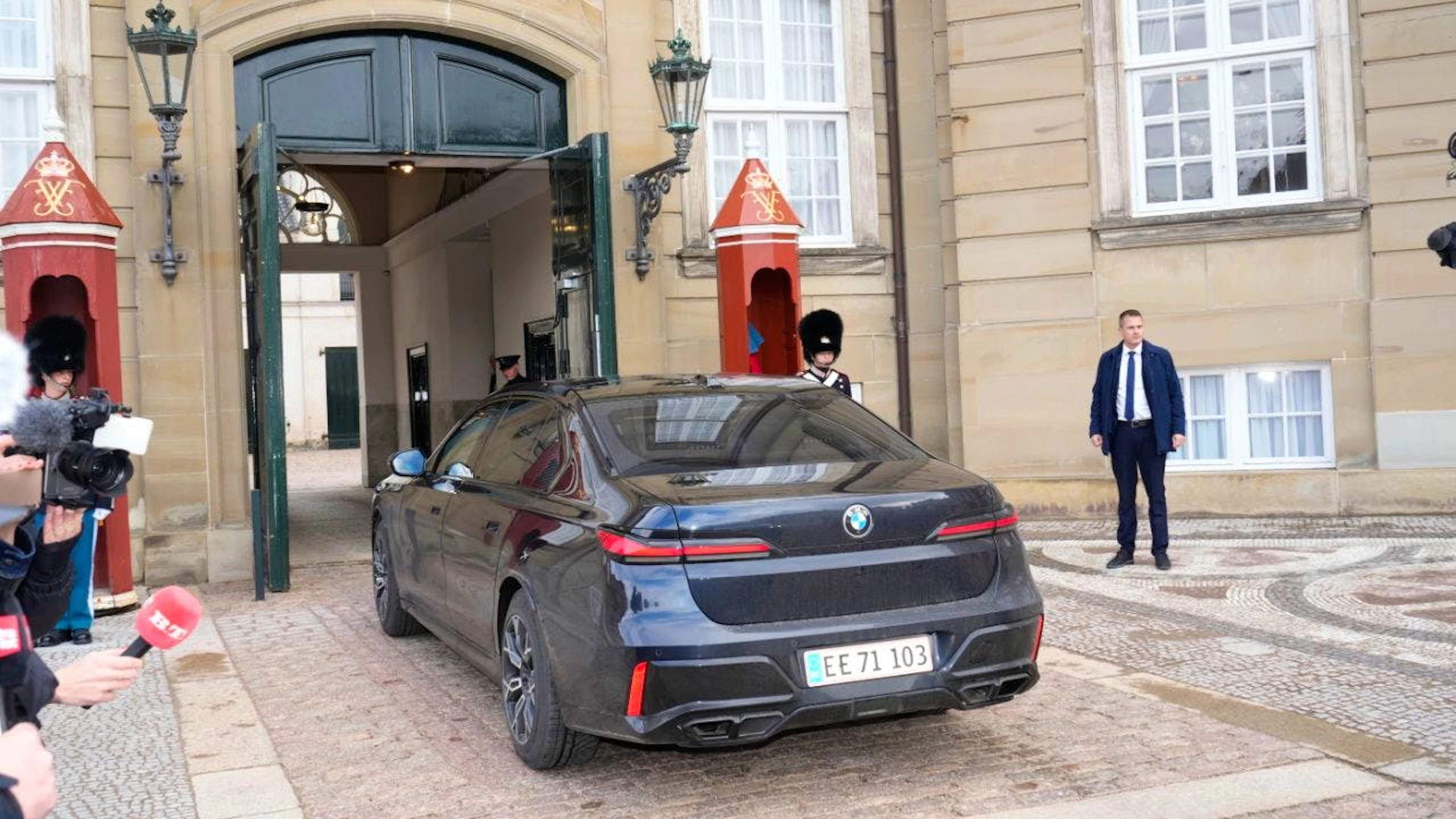 La prima ministra uscente Mette Frederiksen si è recata oggi al Palazzo reale di Amalienborg a Copenaghen per incontrare il re Federico X e informarlo dei risultati delle elezioni parlamentari di ieri.