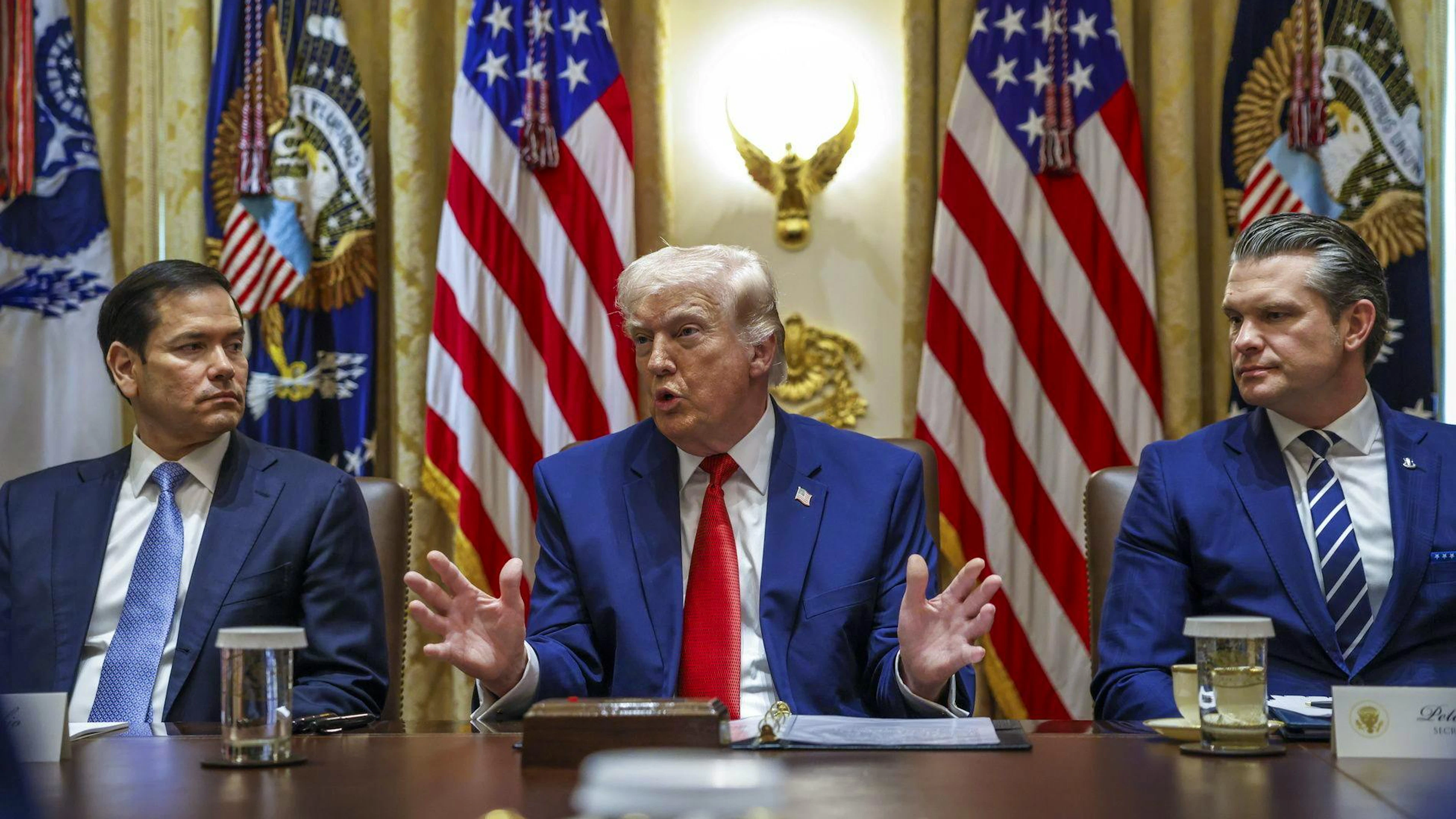 Le dichiarazioni di Donald Trump - nella foto insieme a Marco Rubio (a sinistra) e Pete Hegseth - restano contrastanti, mentre le pressioni dall'interno del Paese si fanno sentire sempre di più. 
