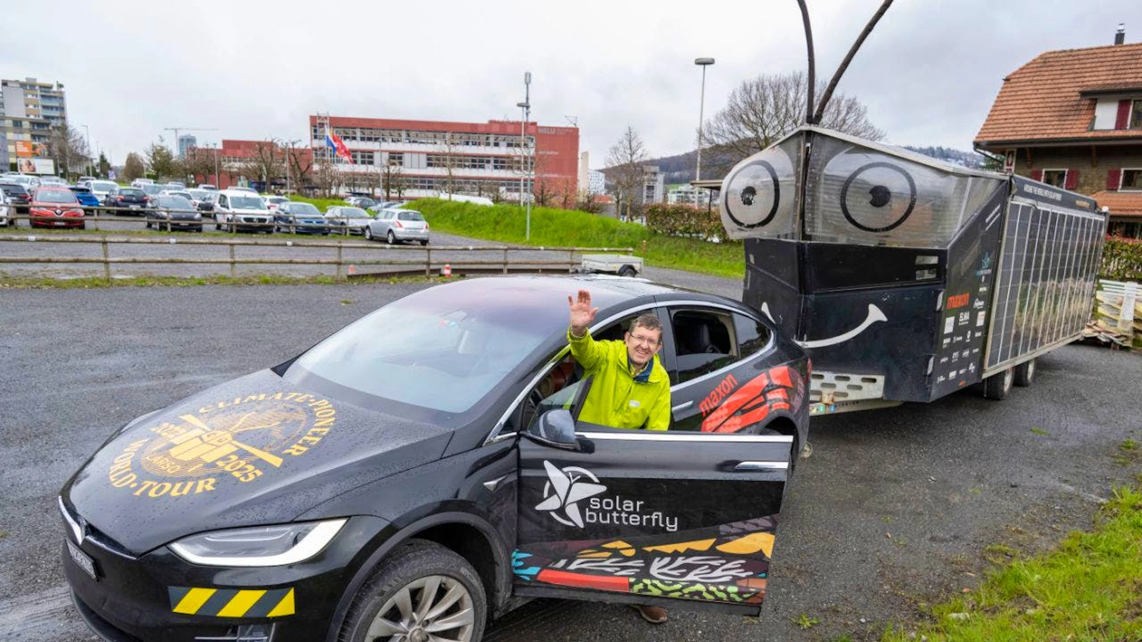 La caravane Solar Butterfly alimentée à l'énergie solaire et son promoteur Louis Palmer ont été accueillis jeudi à la Haute école de Lucerne après un tour du monde de quatre ans.