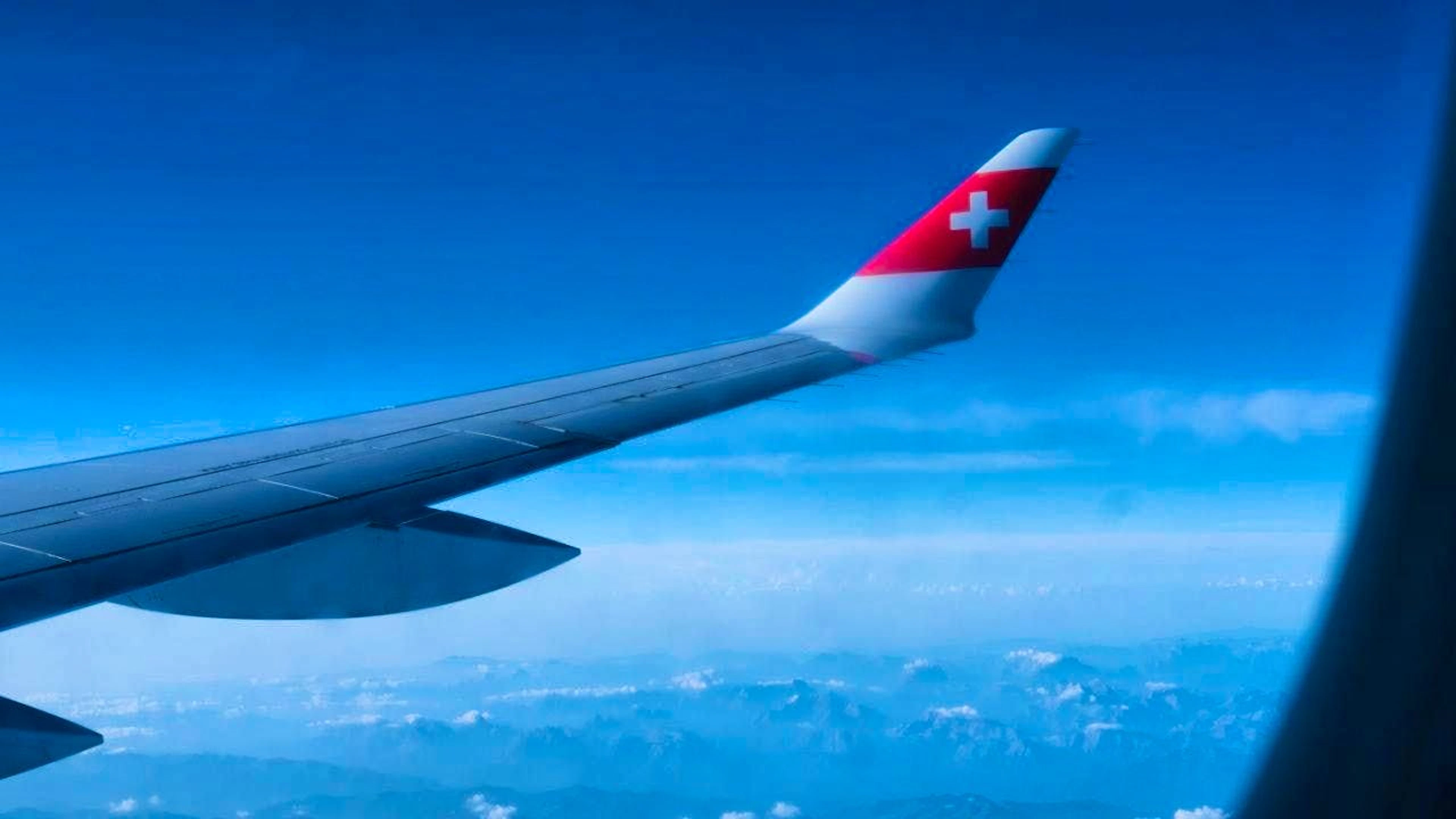 Swiss and its sister airline Edelweiss are increasing their fuel surcharges. (archive picture)