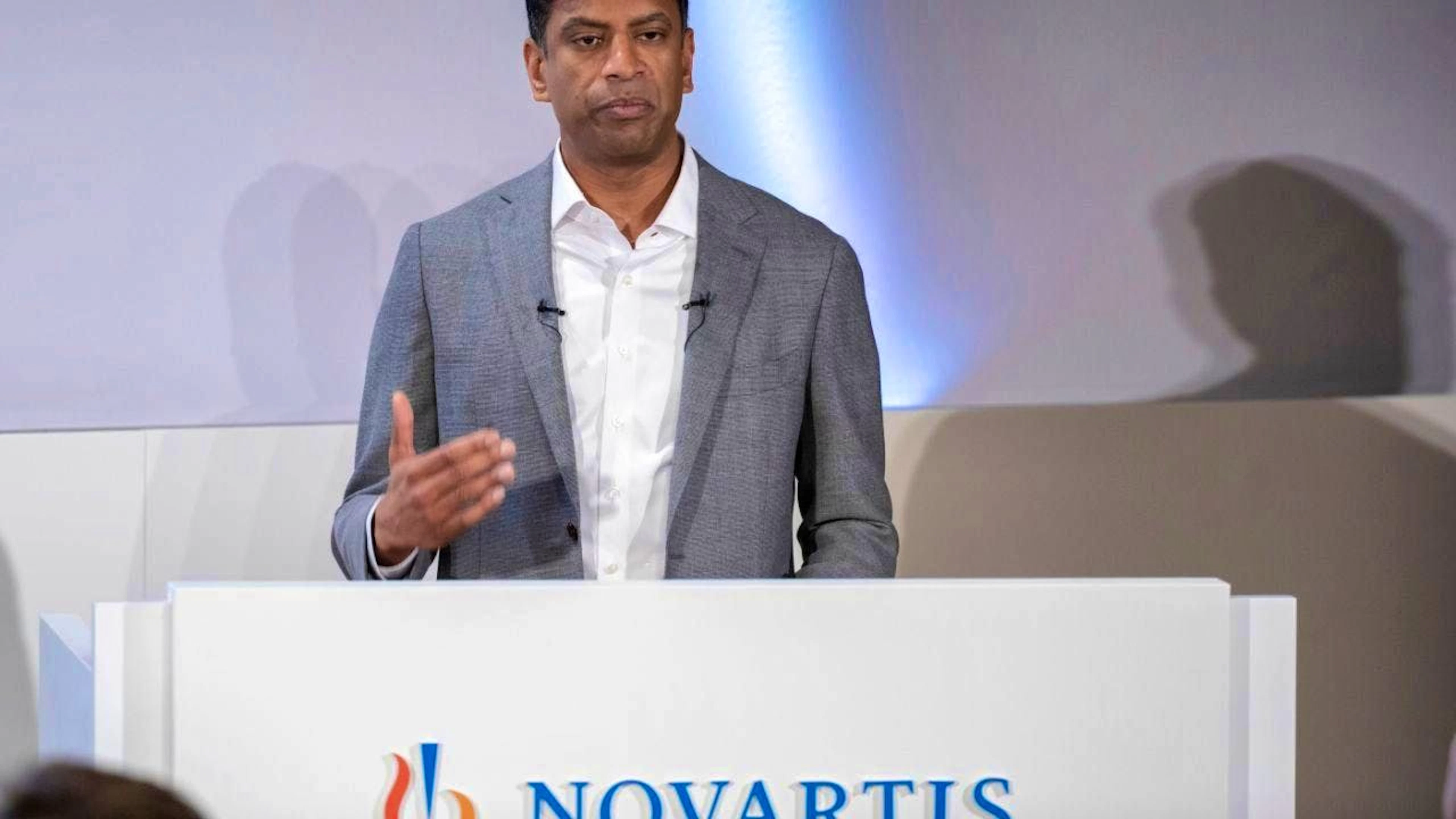 Novartis CEO Vas Narasimhan is continuing his shopping spree: the Basel-based pharmaceutical company intends to acquire the US biotech company Excellergy for up to two billion US dollars. (archive picture)