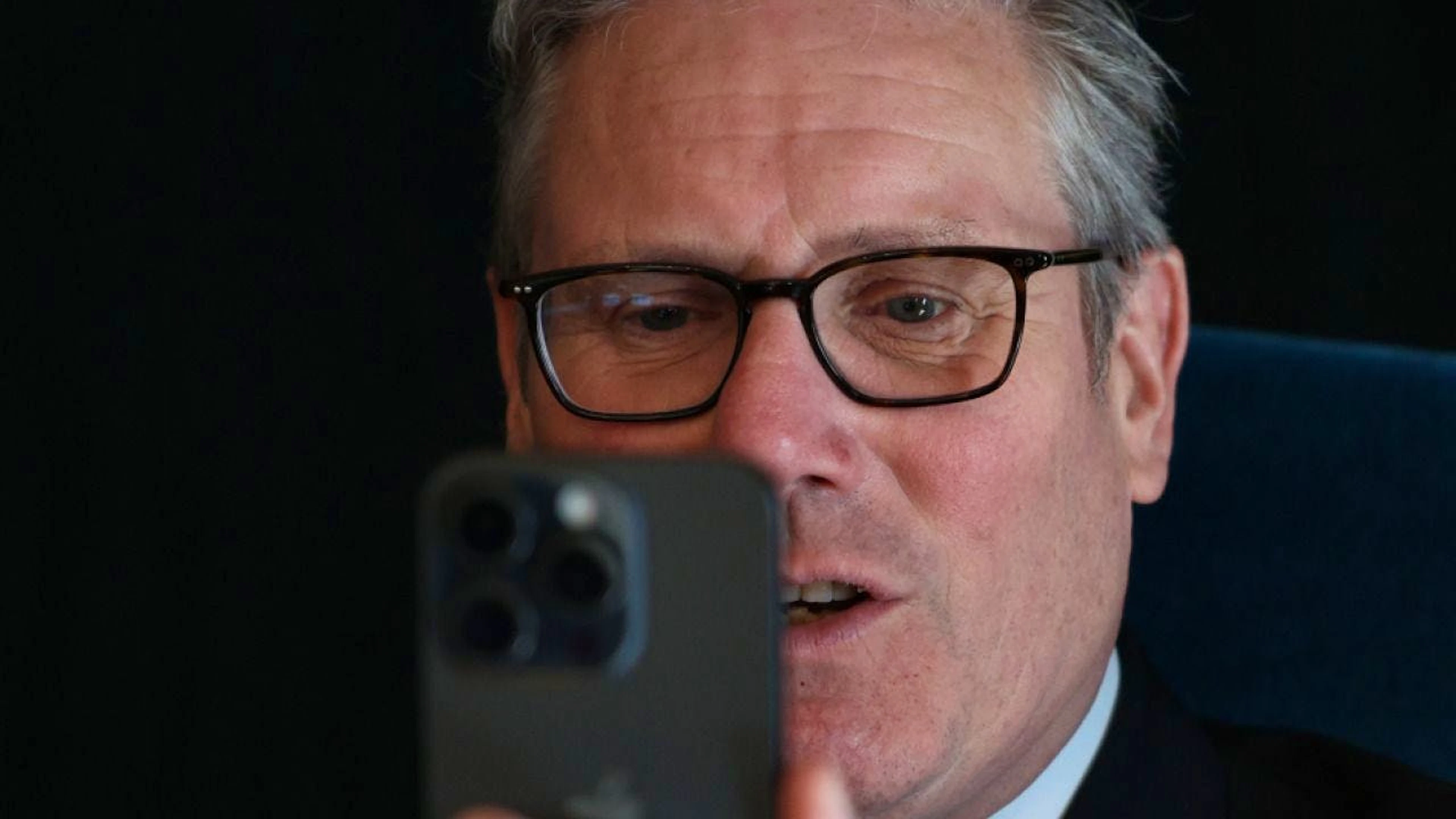 "Crescere i figli nell'era digitale può sembrare una vera sfida. Gli schermi sono onnipresenti e i consigli sono spesso contraddittori. Il mio governo non lascerà che i genitori affrontino questa battaglia da soli", afferma il primo ministro laburista Keir Starmer, citato in un comunicato.